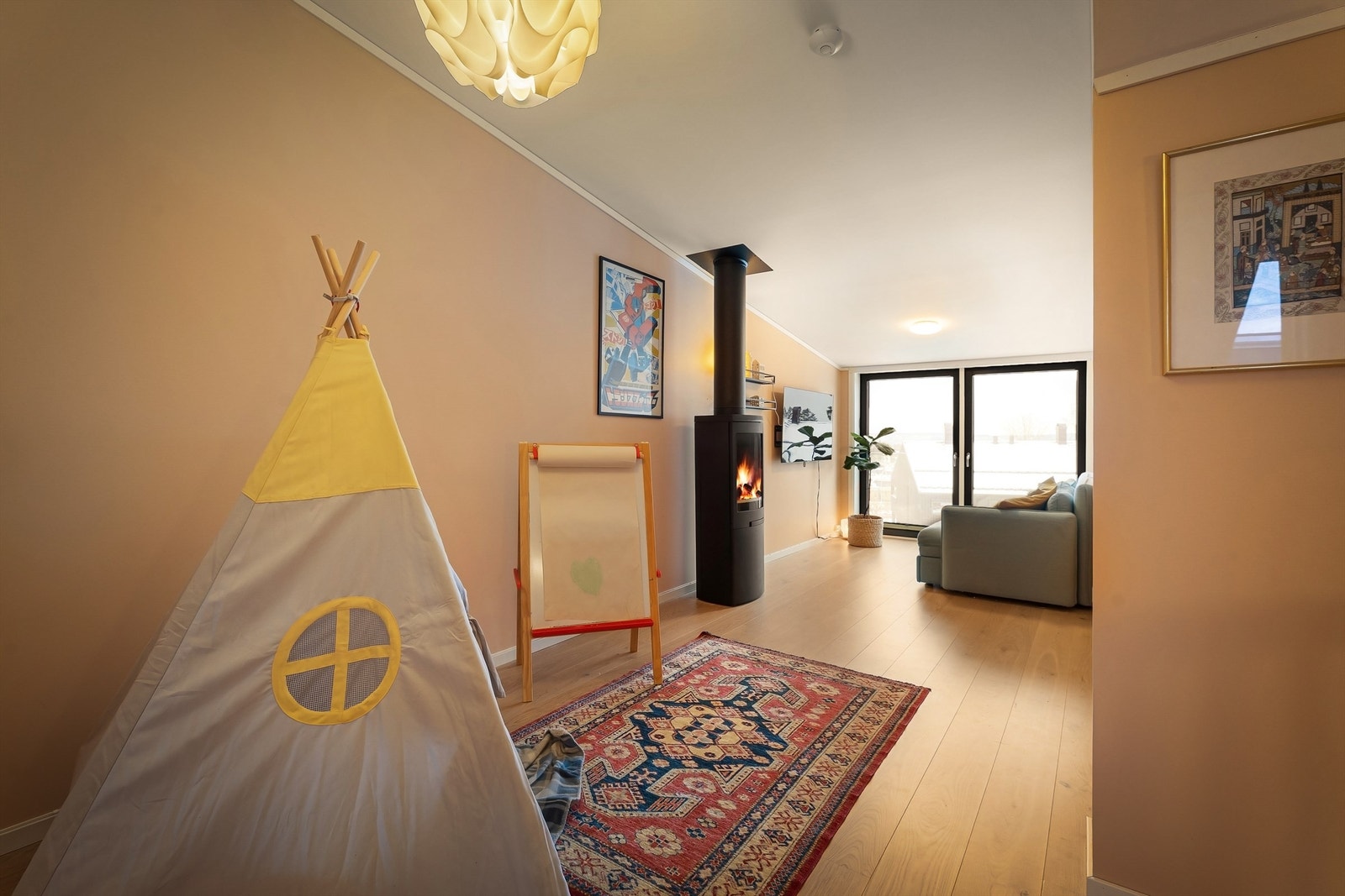 I øverste etasje finner du en praktisk TV-stue/loftstue og ett soverom Galleribilde