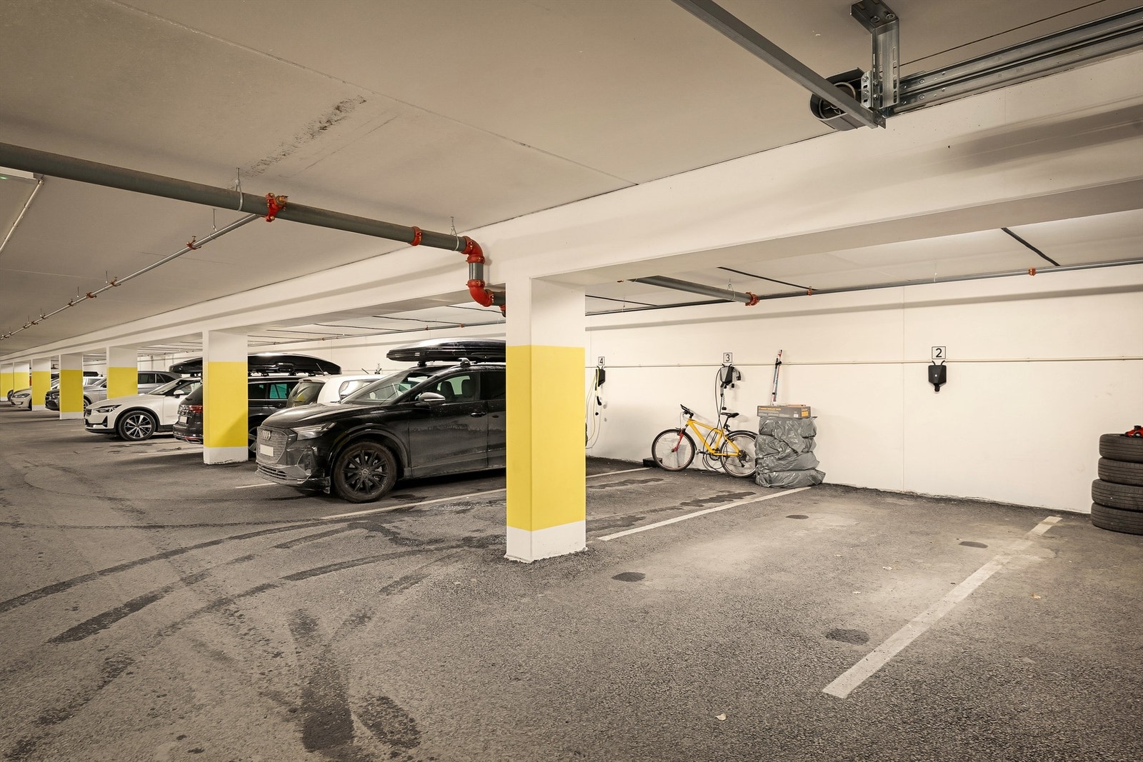 Med boligen følger to garasjeplasser i felles garasjeanlegg Galleribilde