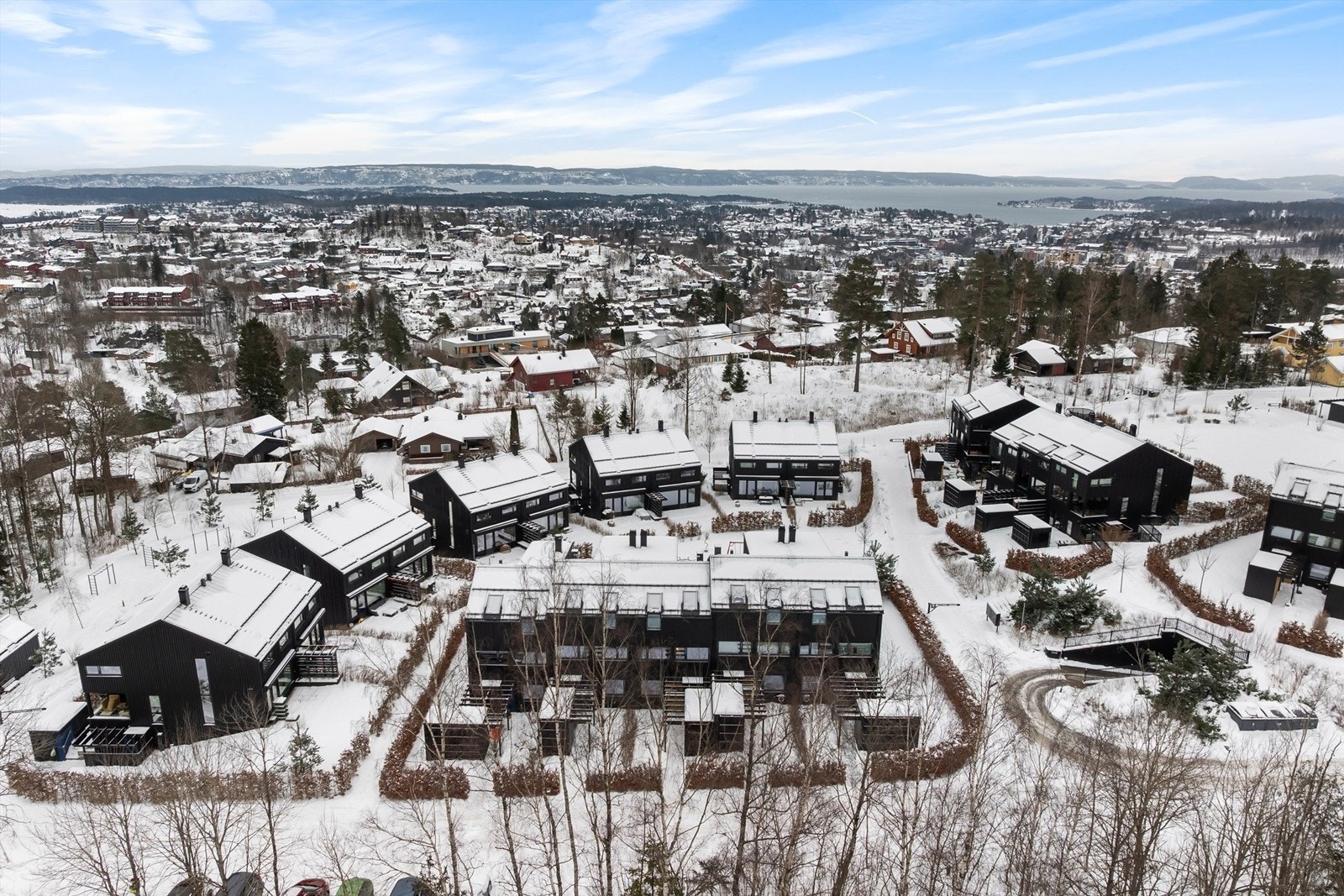 Det er kort og trygg gangavstand til både skoler og barnehager. Tanum barneskole ligger kun 500 m fra boligen og det er flere barnehager i nærområdet Galleribilde
