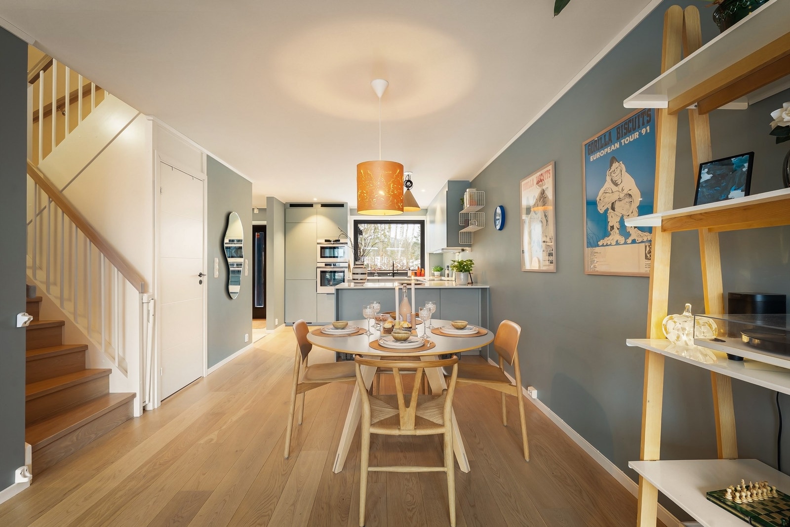 Vinduet på kjøkkenet gir rommet en herlig atmosfære Galleribilde