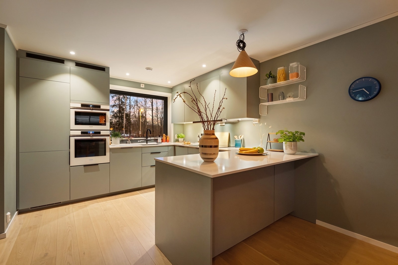 Flott kjøkken med slette fronter på skap og skuffer Galleribilde