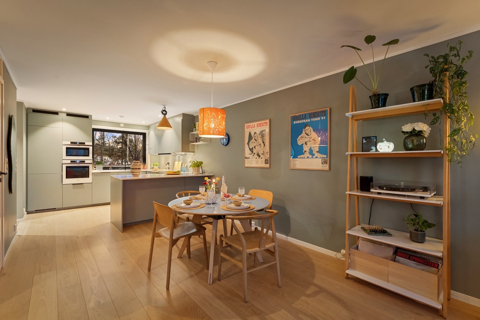 Plass for hyggelig spiseplass ved kjøkkenet Galleribilde