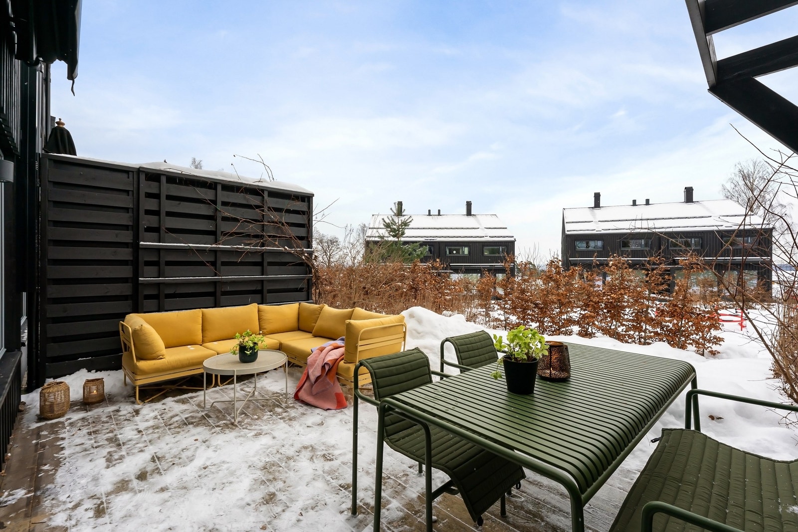 Her bor du i et vakkert anlagt boligområde med lekeplasser, flotte fellesarealer og frodig vegetasjon Galleribilde