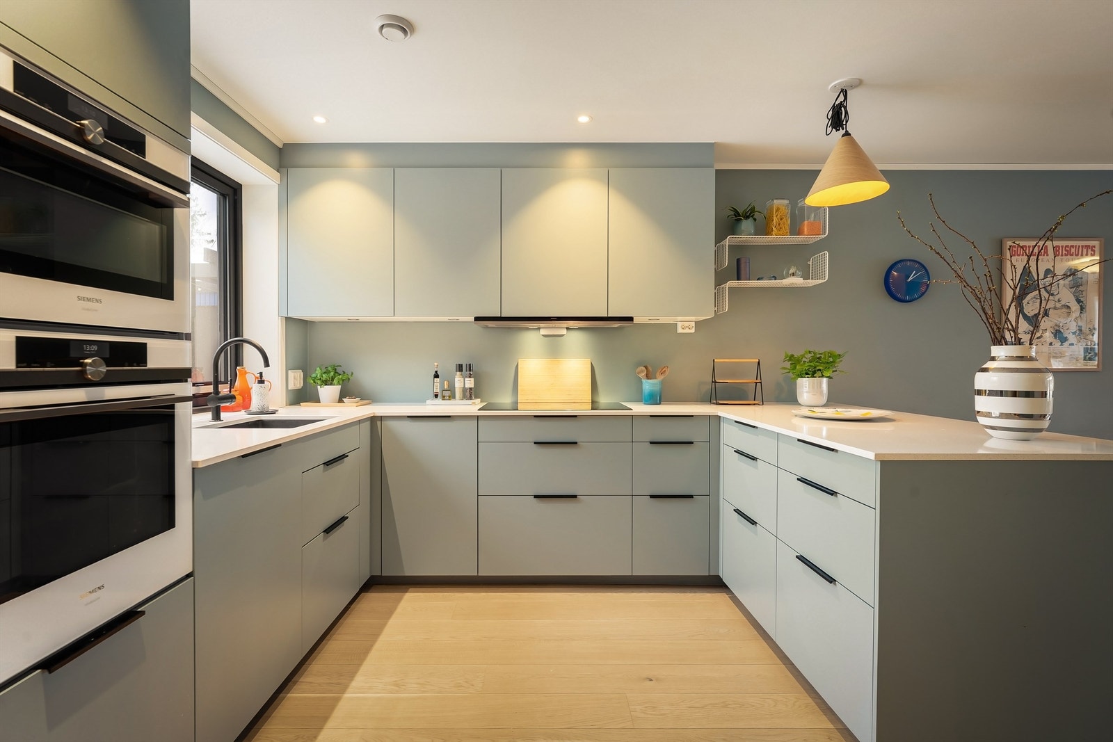 Benkeplaten er av kompositt og har nedsenket oppvaskkum Galleribilde