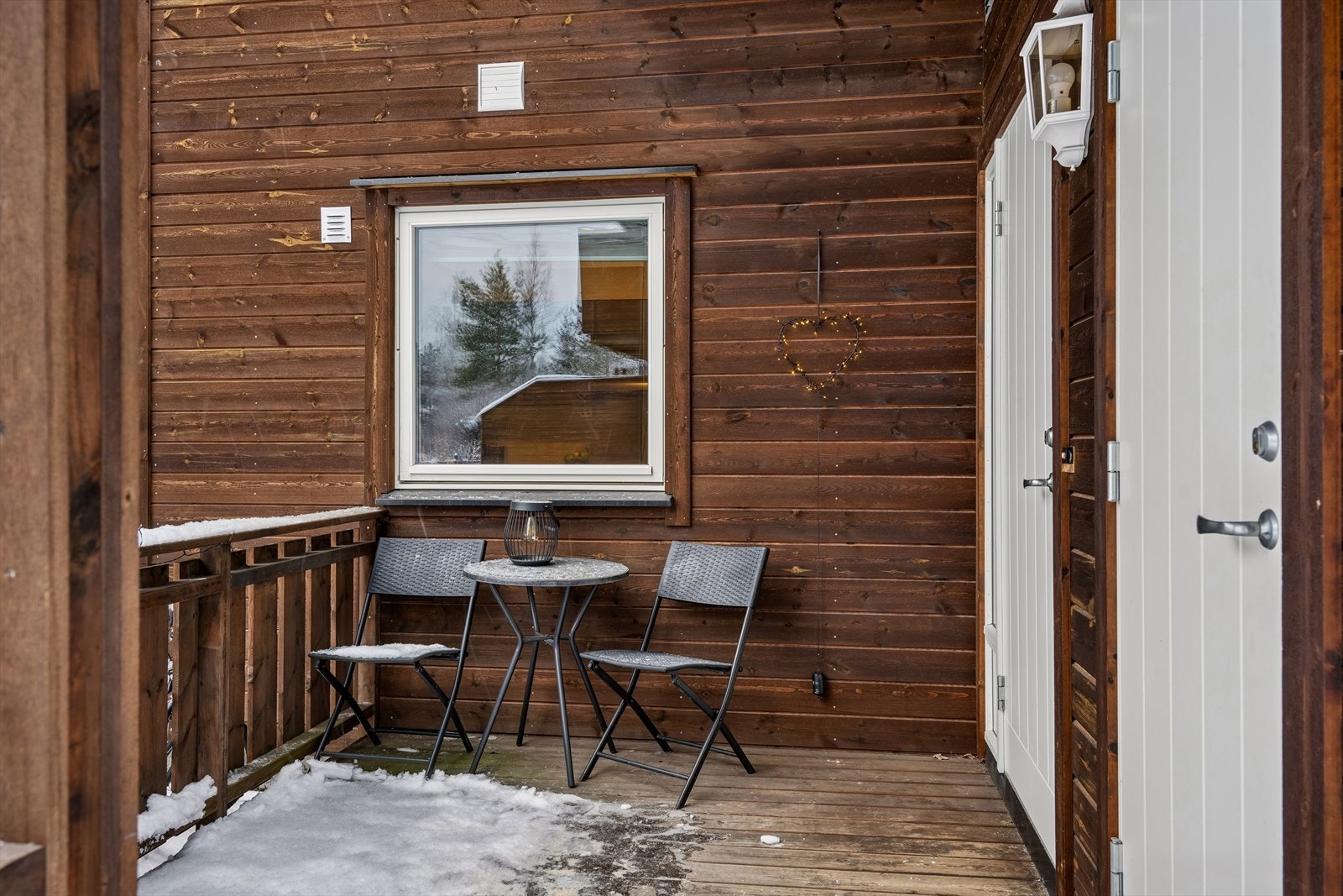 Den østvendte plattingen ved inngangen er en fin plass for en sittegruppe. Galleribilde