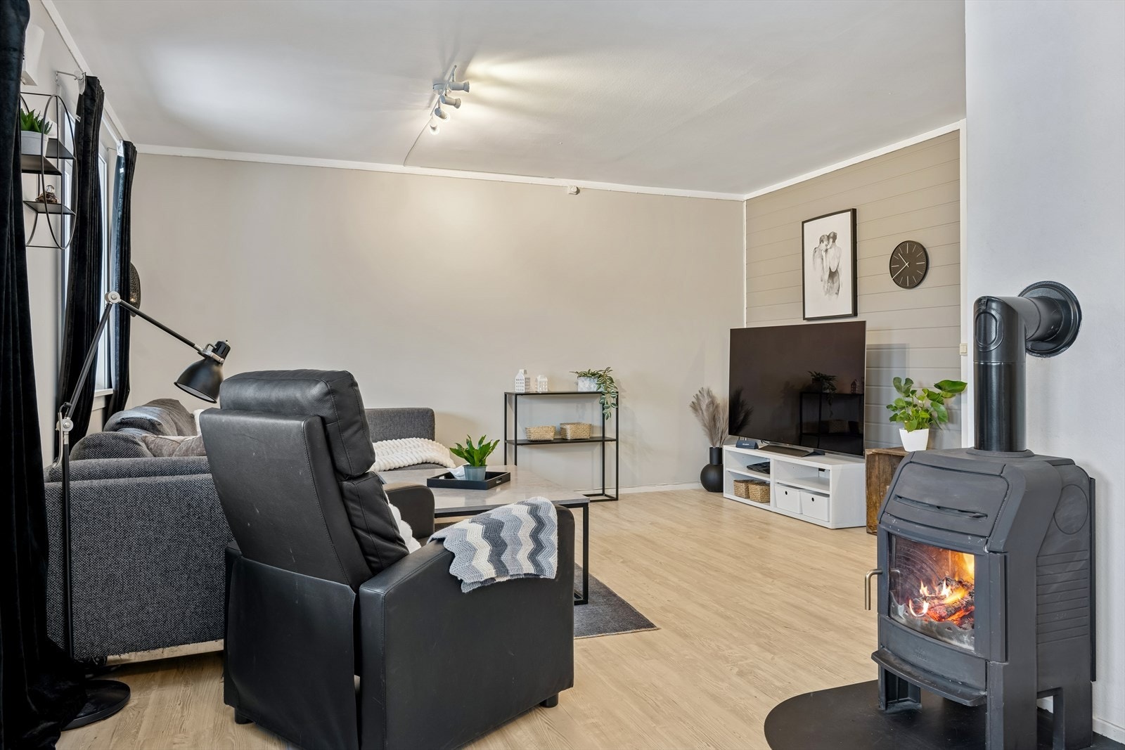 Stuen er utstyrt med en vedovn som gir god varme og en hyggelig atmosfære. Galleribilde