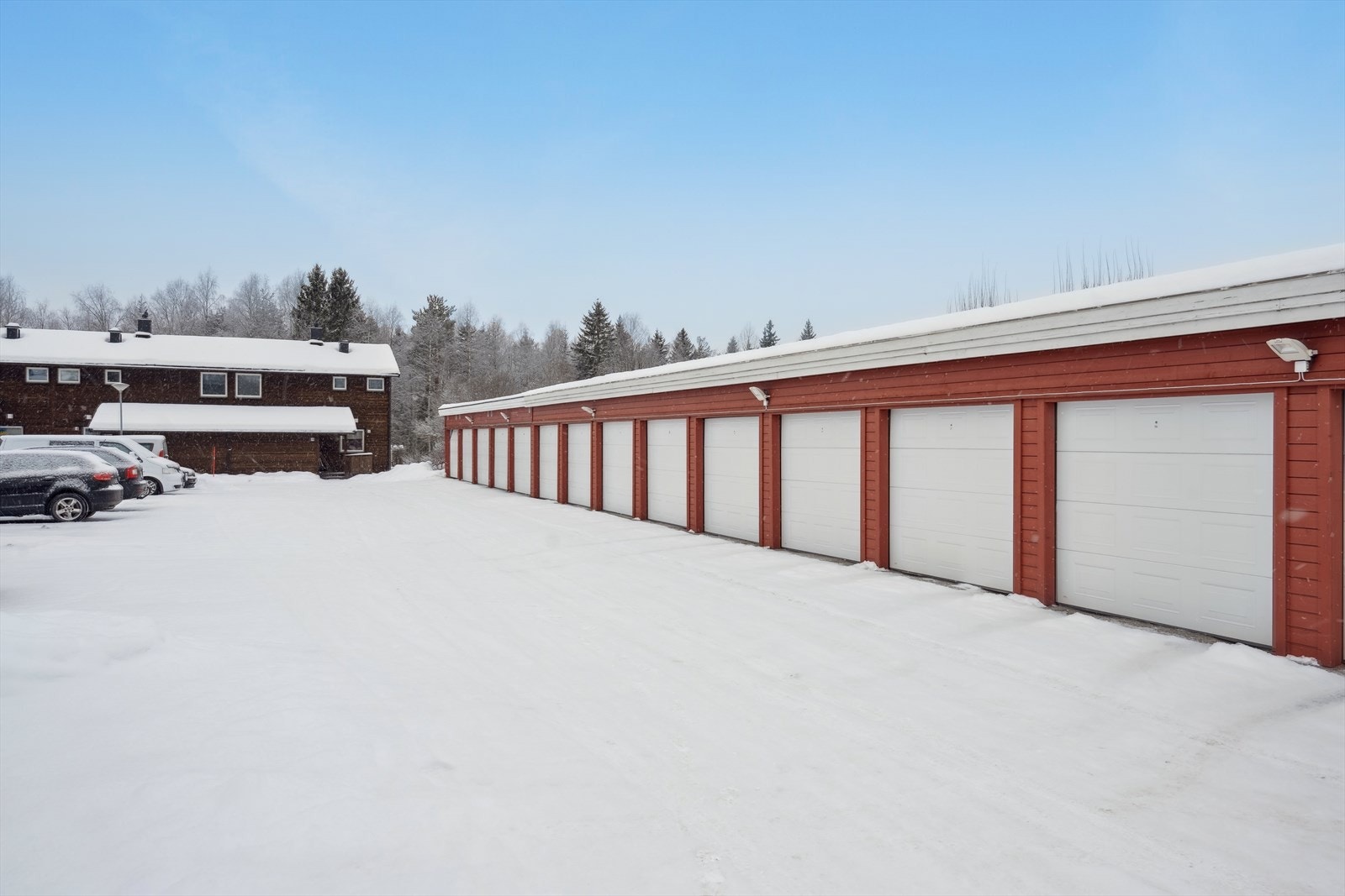 Det medfølger en garasjeplass på 14 m² i felles anlegg, med automatisk port og elbillader. Galleribilde