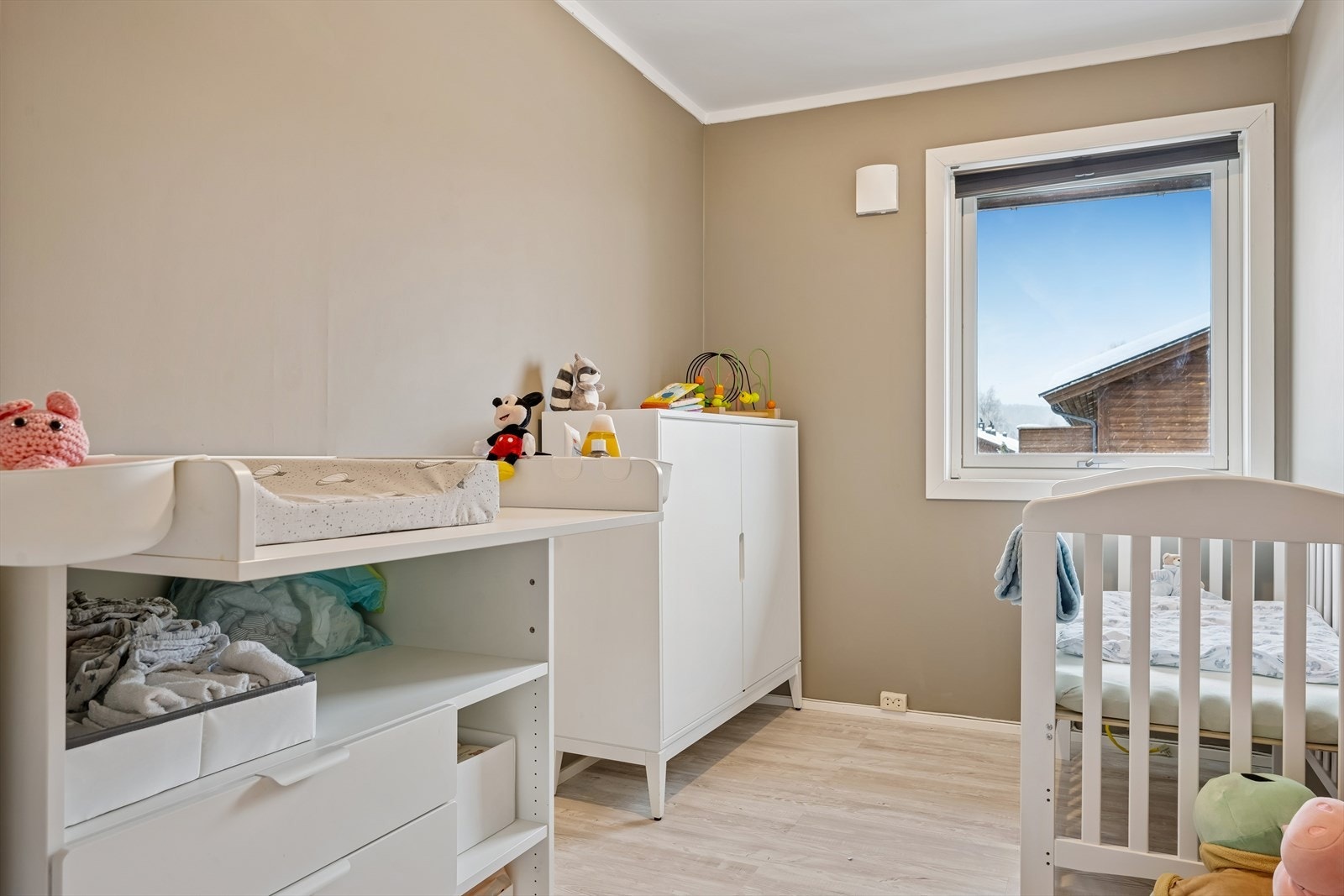 Ett av tre soverom i boligens andre etasje, med overflater oppgradert fra 2020 eller nyere. Galleribilde