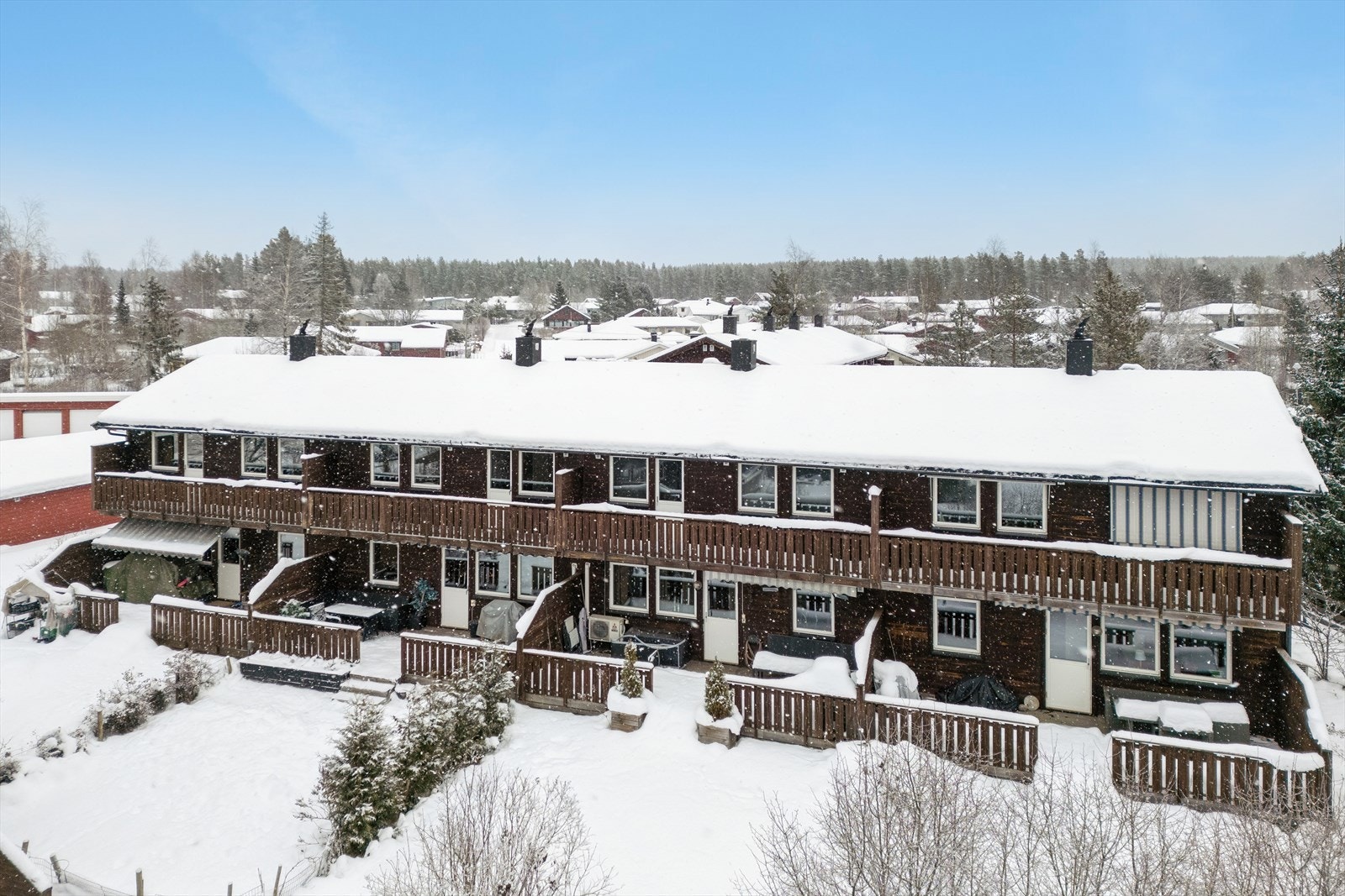 Boligen ligger i et stille og rolig nabolag med nærhet til skog og mark. Galleribilde