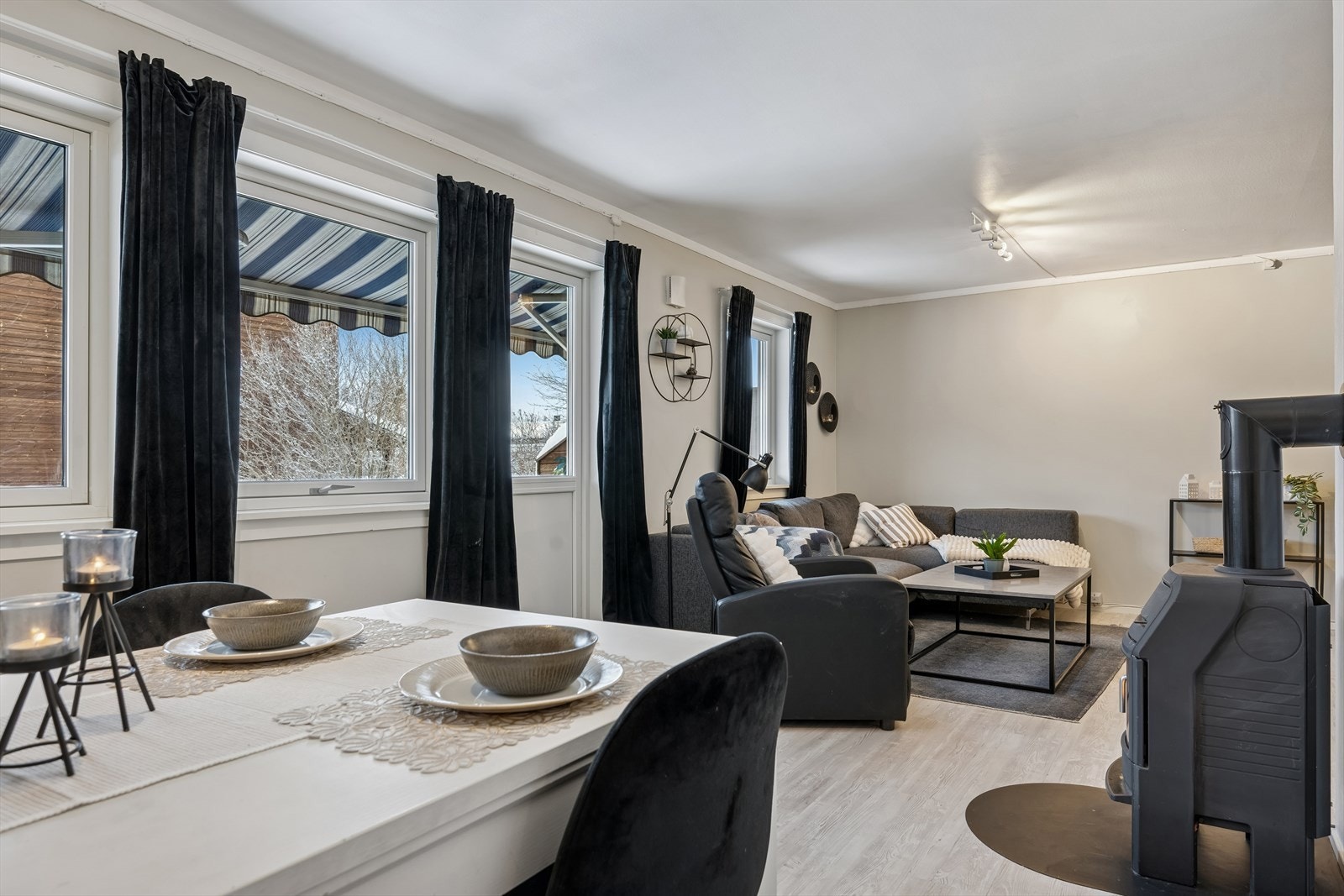 Stuen og spisestuen har overflater som er behandlet fra 2020 eller nyere. Galleribilde