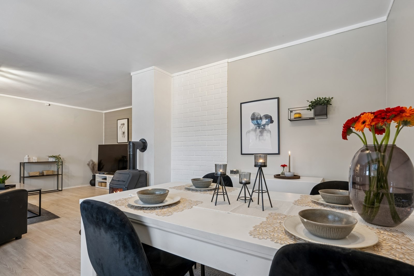 Den åpne løsningen mellom stue og spisestue gir god plass for sosiale sammenkomster. Galleribilde