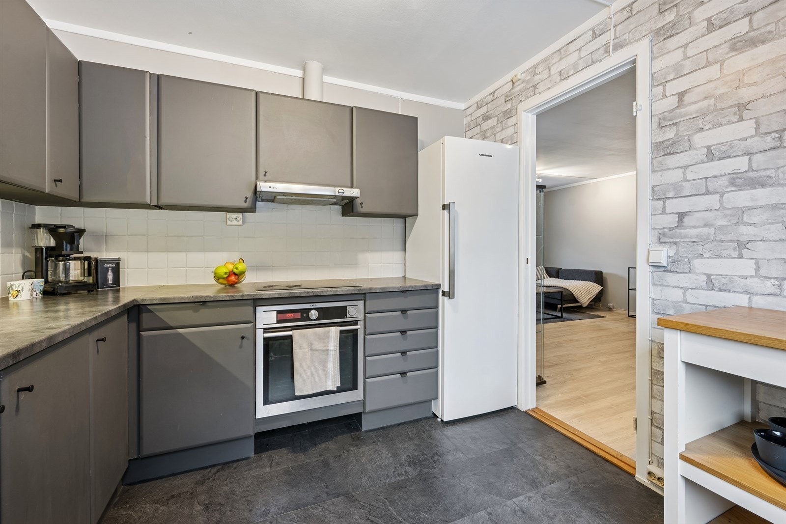 Kjøkkenet har en praktisk plassering i første etasje, med kort vei til spisestuen. Galleribilde