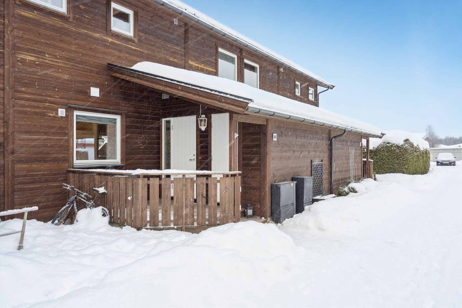 Adkomst til boligen via en delvis overbygget, østvendt platting på ca. 7 m². Galleribilde