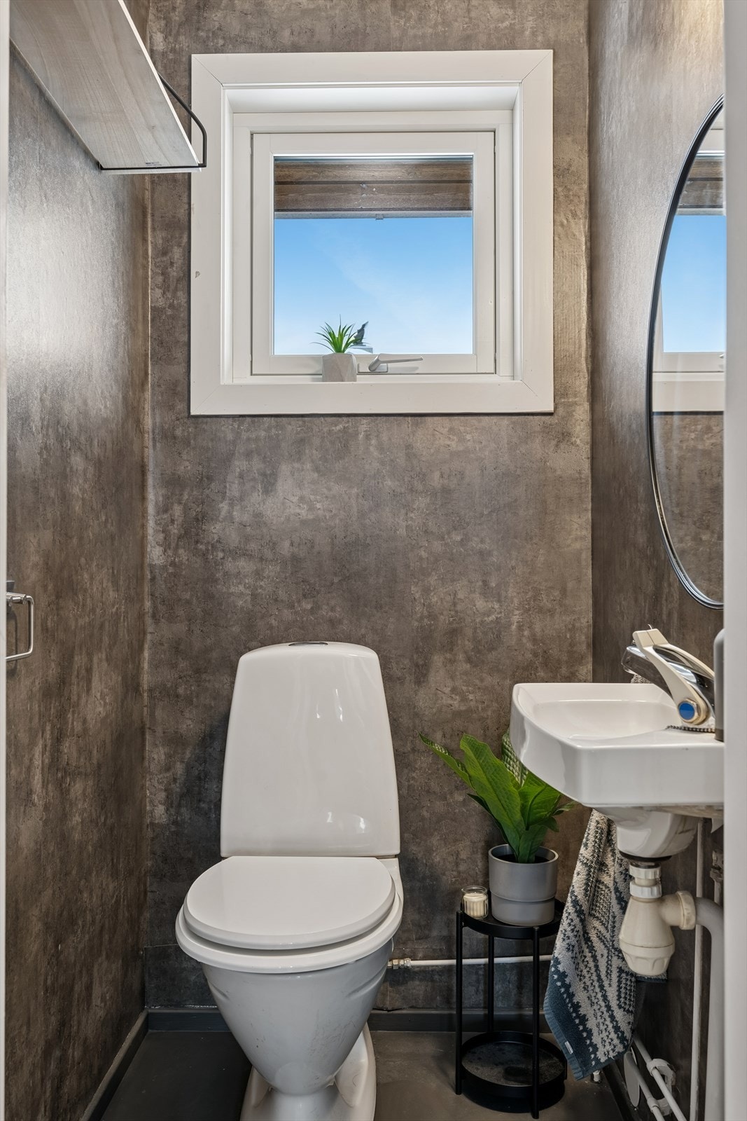 Praktisk toalettrom i andre etasje, utstyrt med vegghengt servant og gulvmontert WC. Galleribilde