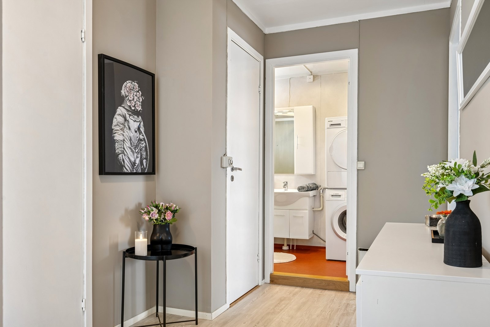 Gangen i andre etasje gir adkomst til soverom, bad, toalettrom og to praktiske boder. Galleribilde