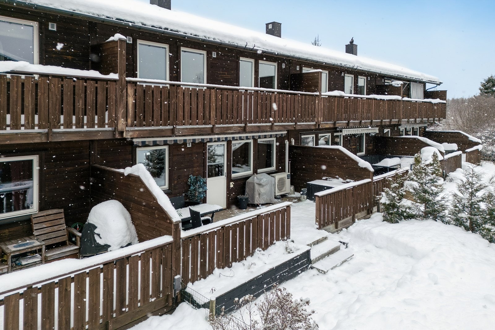 Fasaden har liggende impregnert kledning og ble etterisolert med 70 mm minerallull i 2016. Galleribilde