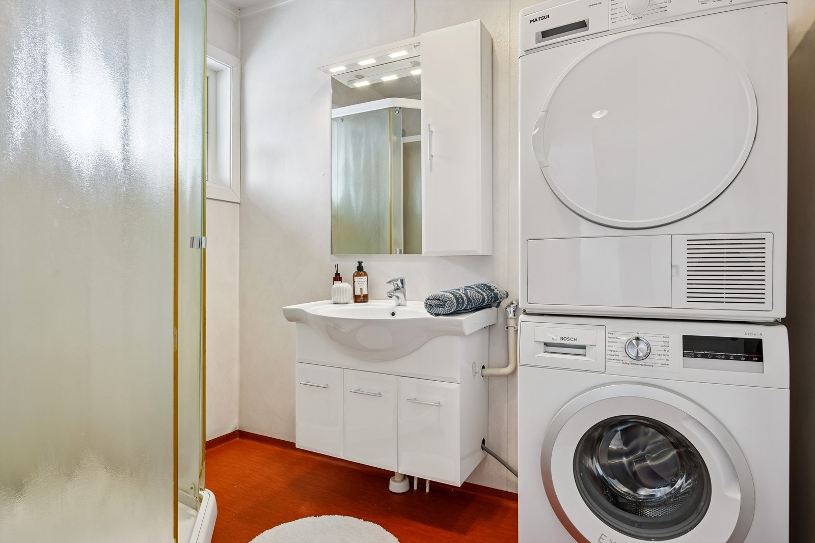 Badet i andre etasje er kombinert vaskerom med opplegg for vaskemaskin. Galleribilde