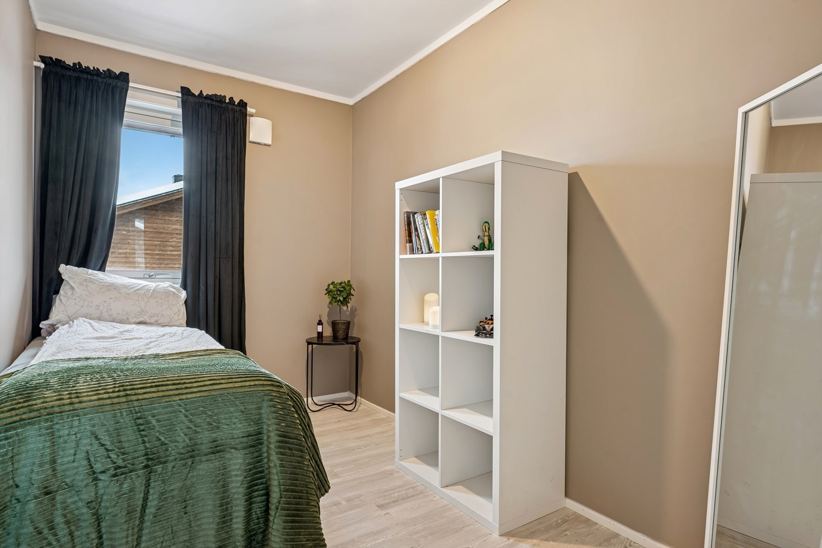 Det tredje soverommet har også laminatgulv og malte flater, i likhet med de andre rommene. Galleribilde