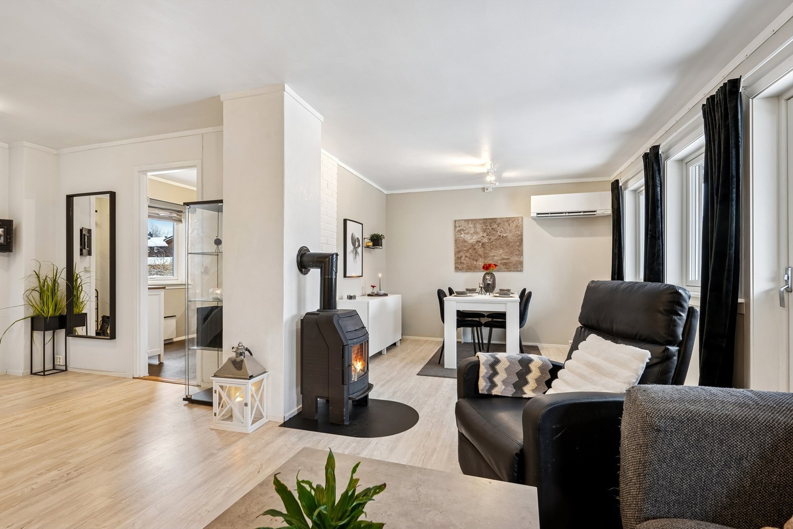 En ny luft-til-luft varmepumpe fra 2024 sørger for effektiv og økonomisk oppvarming. Galleribilde