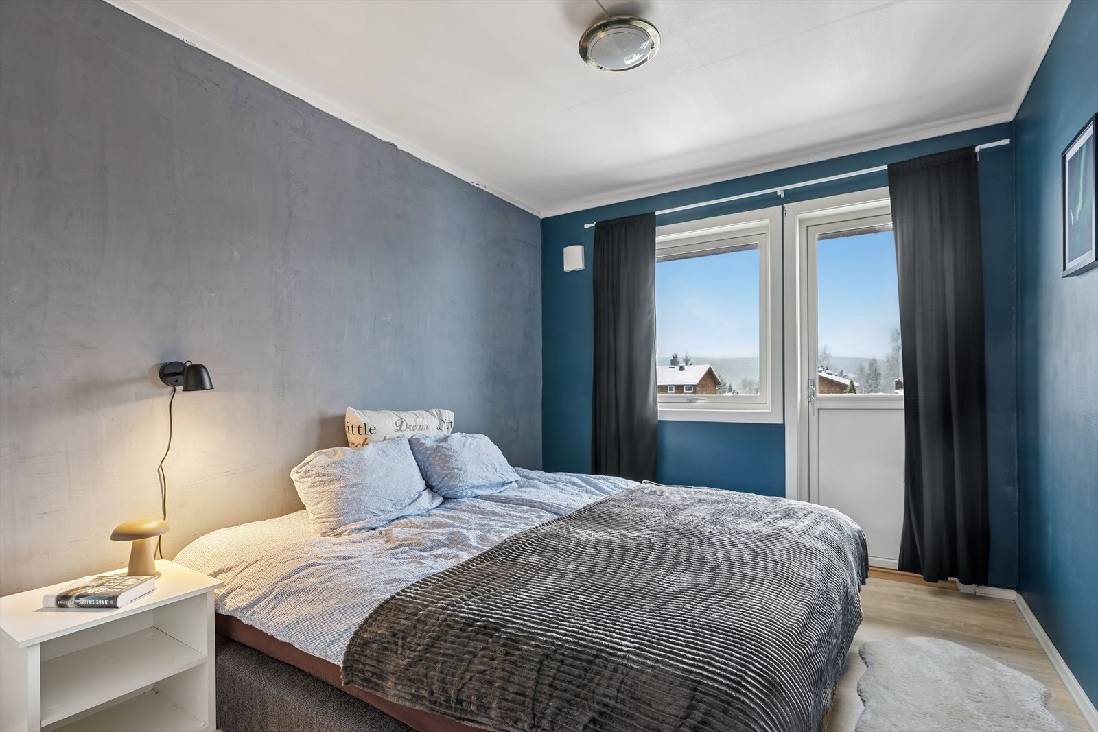 Hovedsoverommet har direkte utgang til en vestvendt balkong på 8 m². Galleribilde