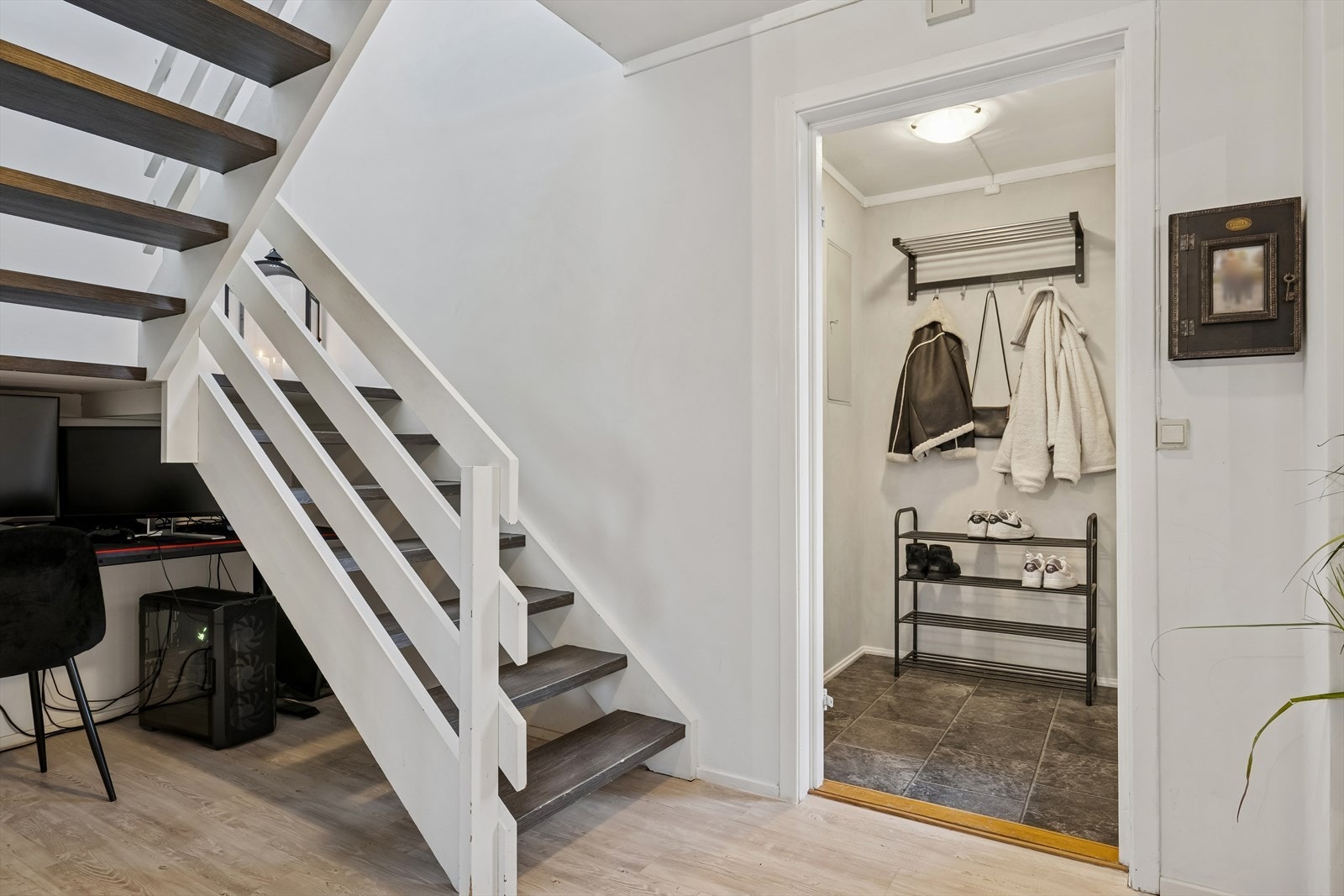 En innvendig tretrapp med folierte overflater forbinder de to etasjene. Galleribilde