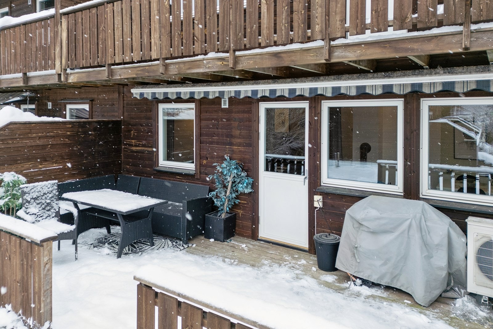 Fra stuen er det utgang til en romslig, vestvendt terrasse på ca. 21,5 m². Galleribilde