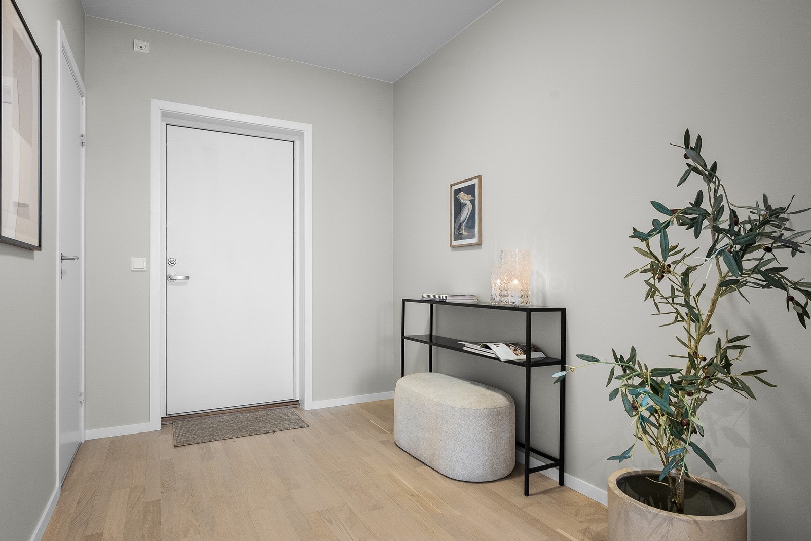 Leilighetens entré er romslig med plass til knagger og ønsket garderobeløsning. Galleribilde