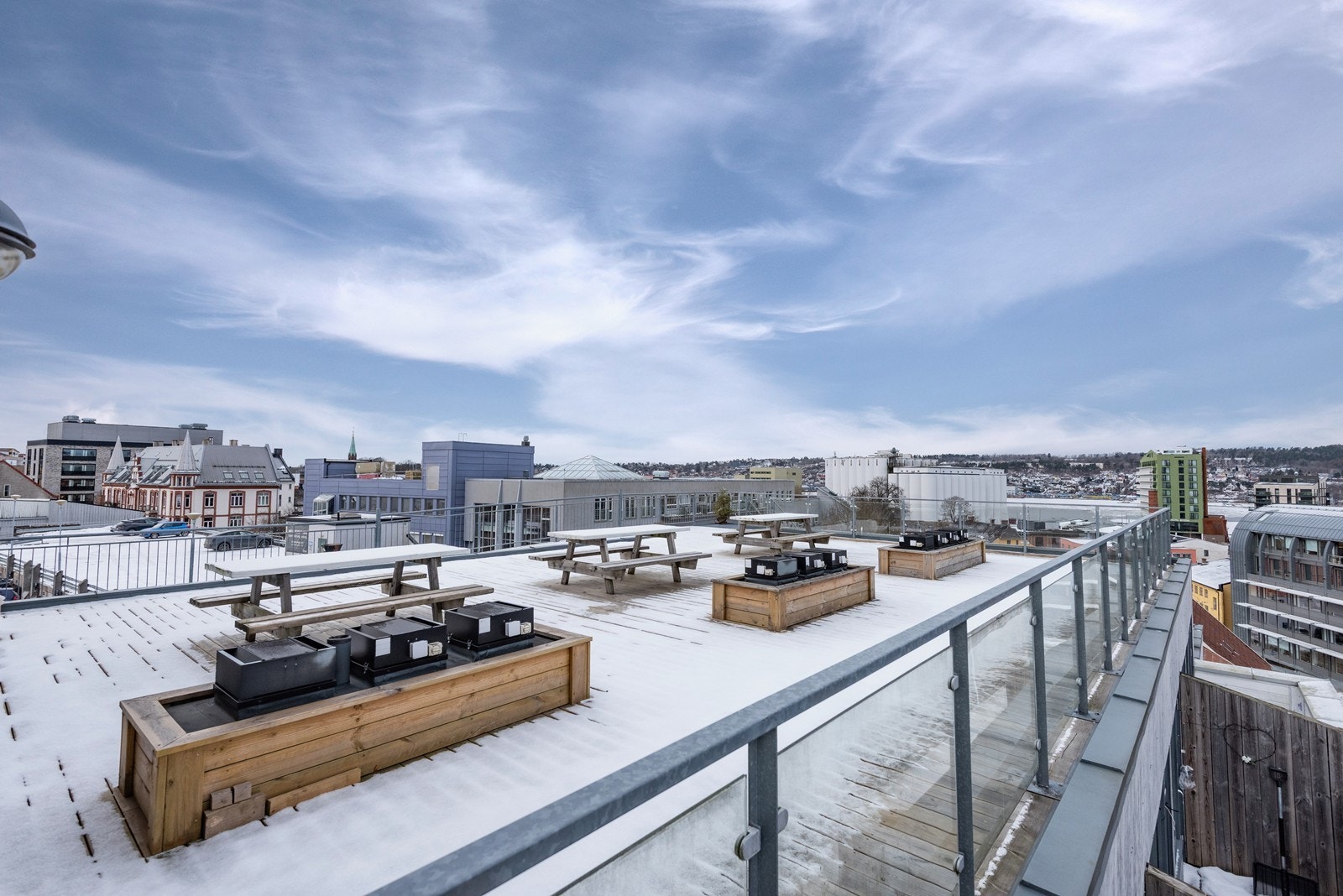 Sameiet har to felles takterrasser med bord og sitteplasser, og gir gode solforhold samt flott utsyn over nærområdet. Galleribilde