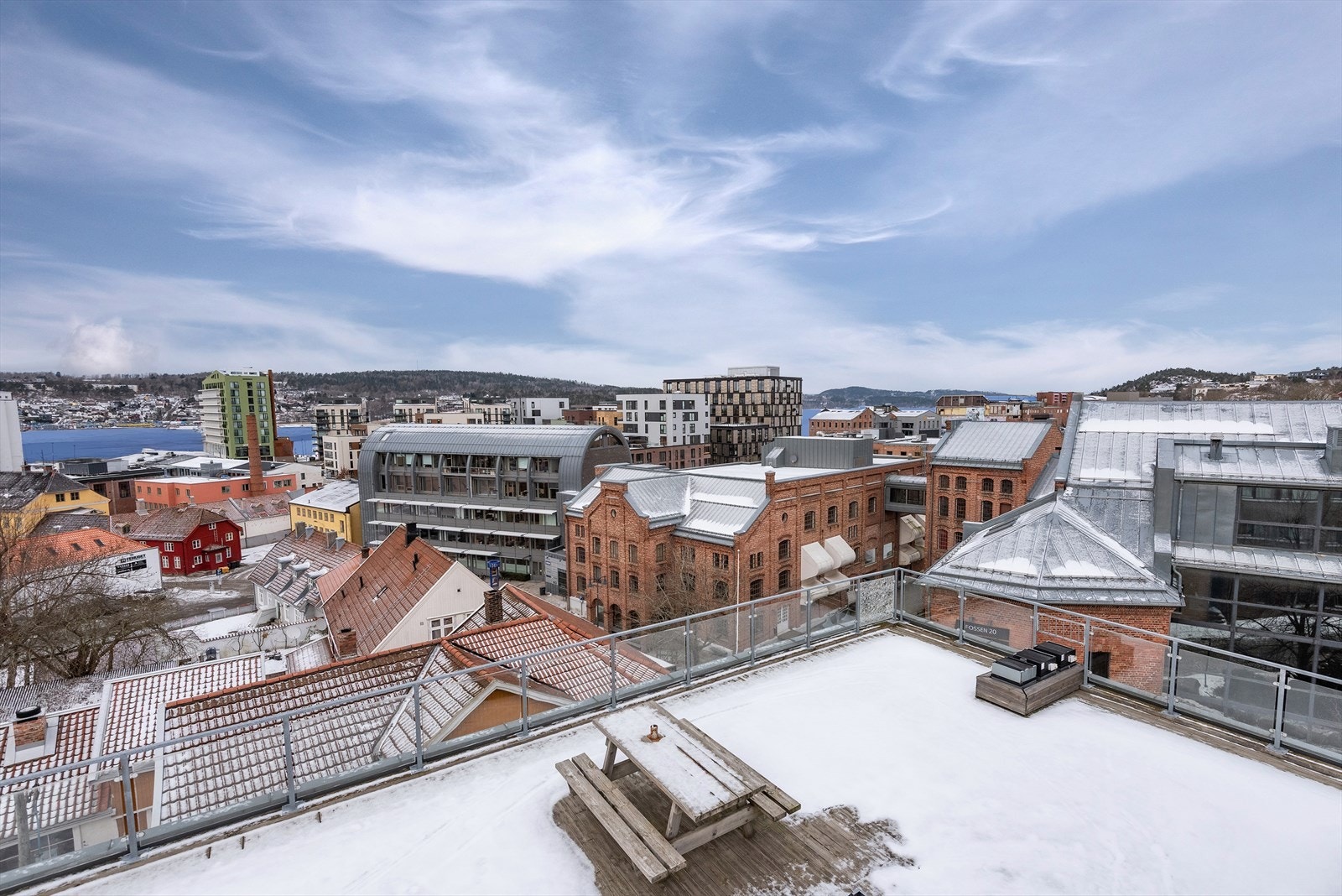 Utsikt fra den øverste takterrassen. I etasjen under er det også en felles takterrasse. Galleribilde