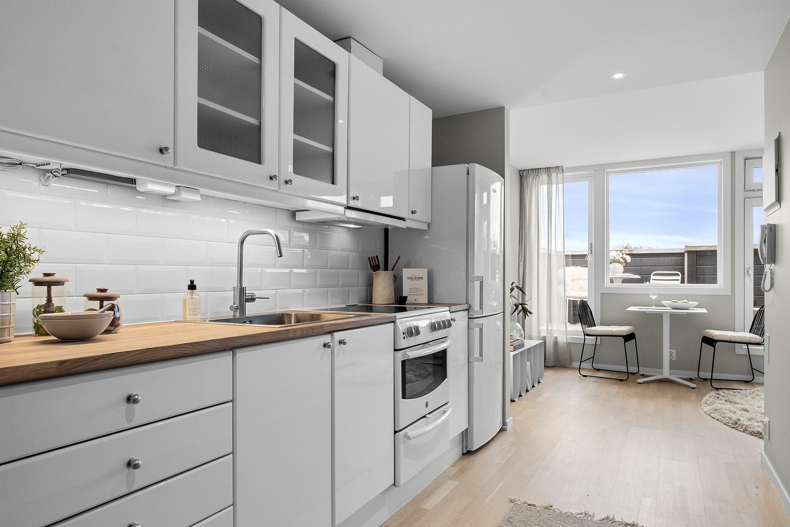 Kjøkkenet ble oppgradert i 2026 med ny benkeplate i eik, nytt blandebatteri og oppvaskkum, samt fliser over benkeplaten. Galleribilde