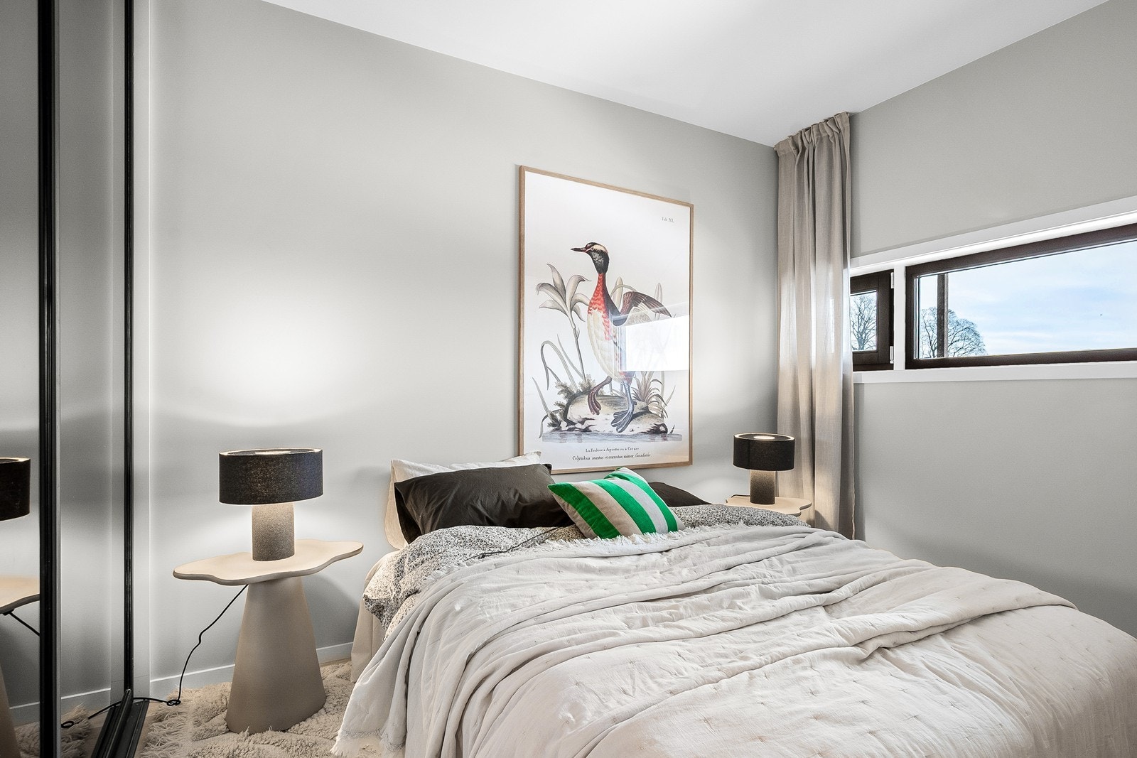 Leilighetens soverom har god plass til dobbeltseng og tilhørende nattbord på hver side. Galleribilde