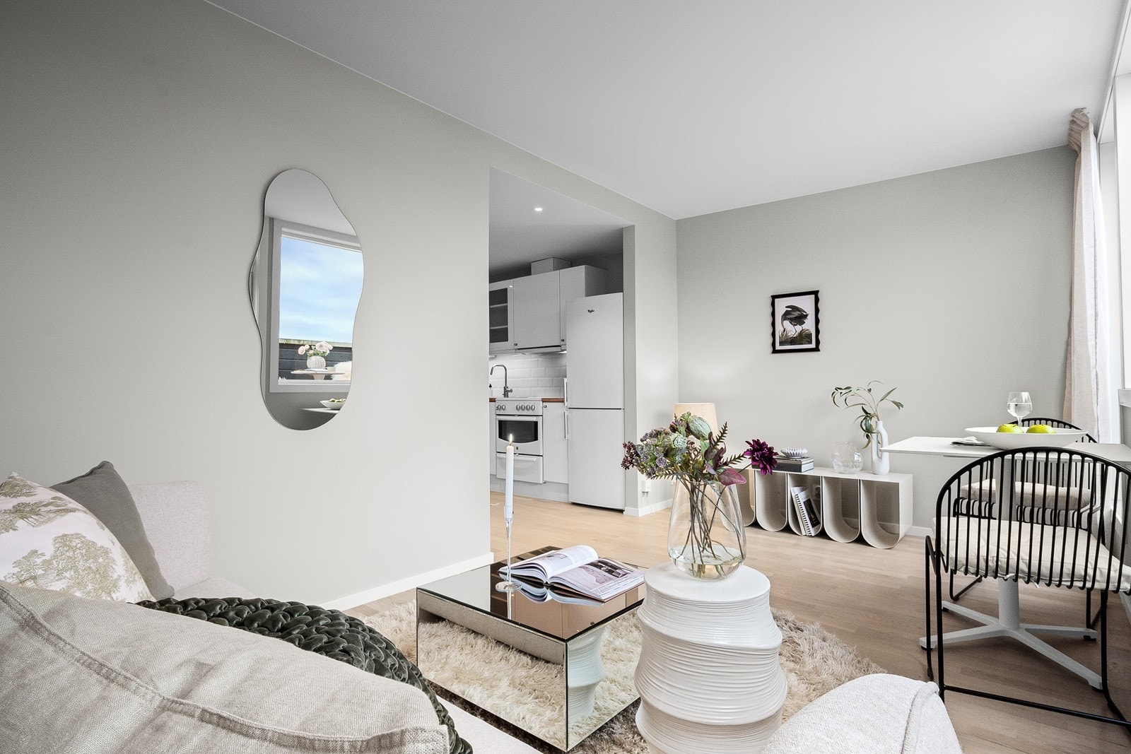 Stuen fremstår lys og innbydende med plass til både sofaløsning og øvrig møblement. Galleribilde