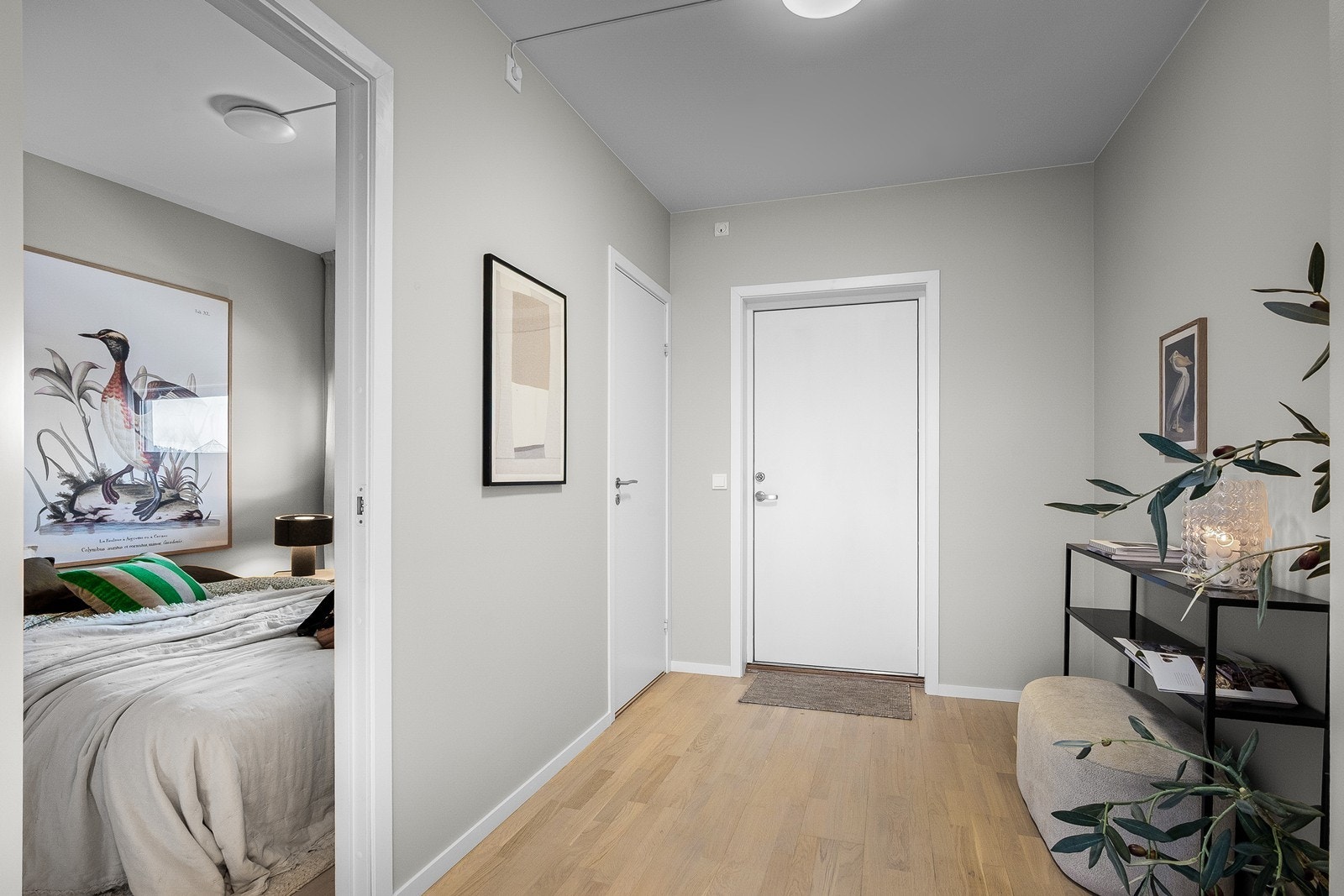 Leilighetens soverom har adkomst gjennom to dører. Galleribilde