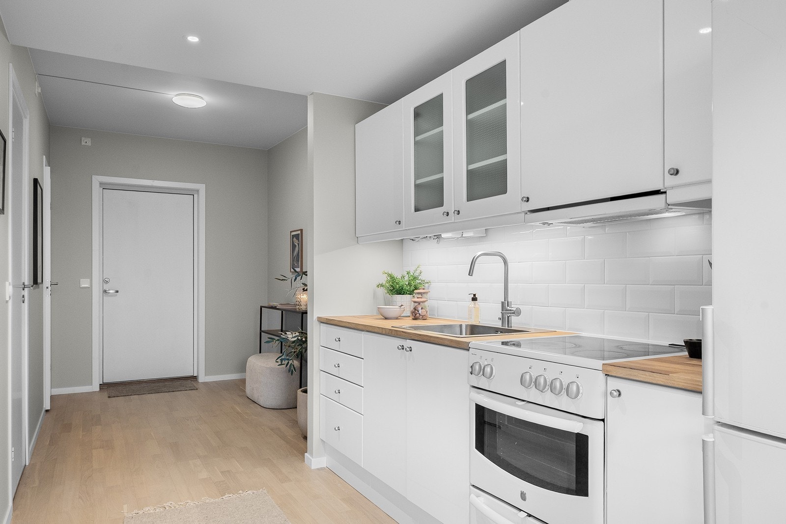 Hvitevarene på kjøkkenet medfølger og består av kjøl-/fryseskap og komfyr. Galleribilde