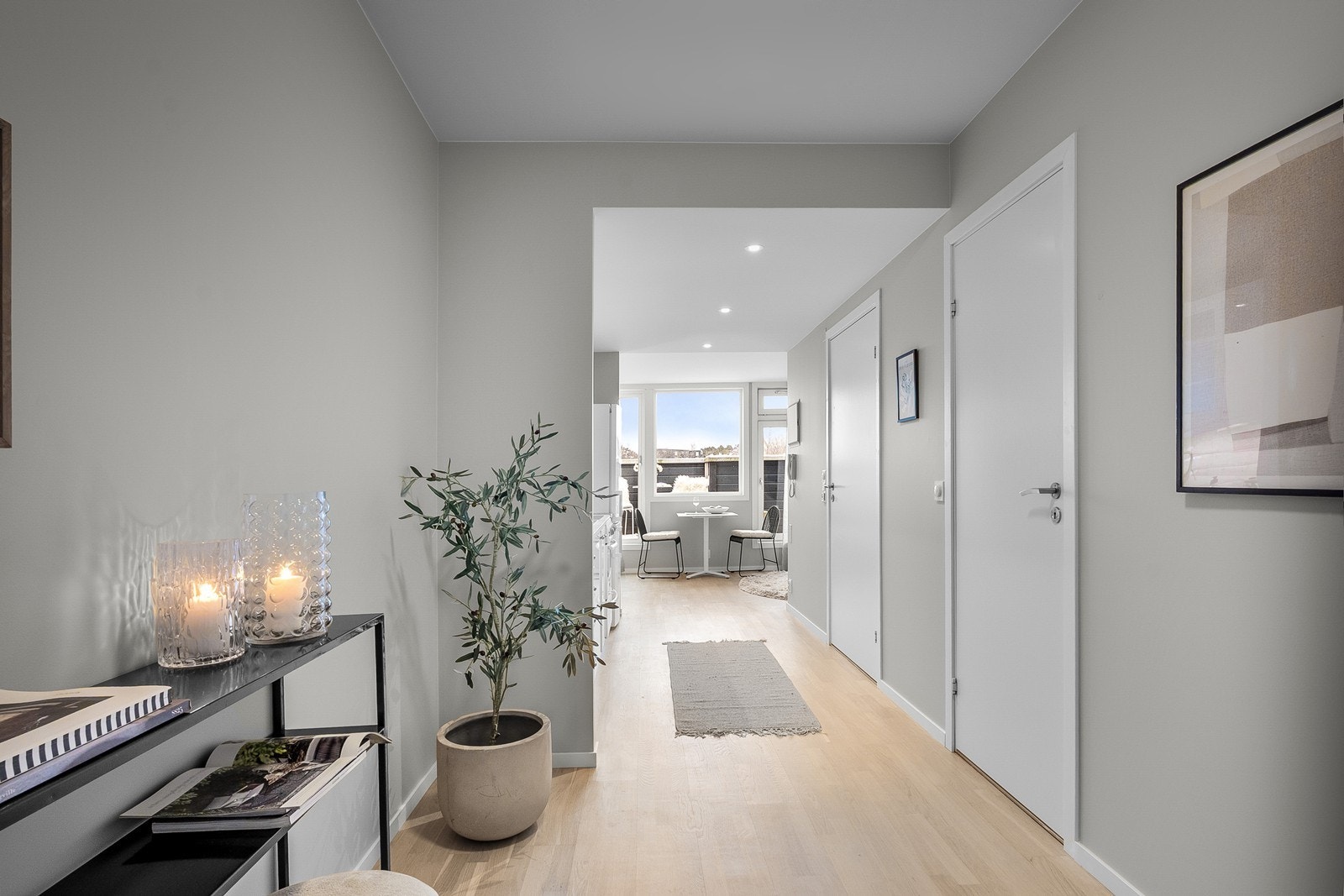 Fra entréen, på høyre side, er det adkomst til leilighetens soverom og bad. Galleribilde