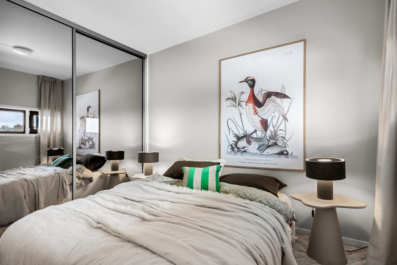 Soverommet har en praktisk skyvedørsgarderobe med speildører som gir gode oppbevaringsmuligheter for klær og tilbehør. Galleribilde