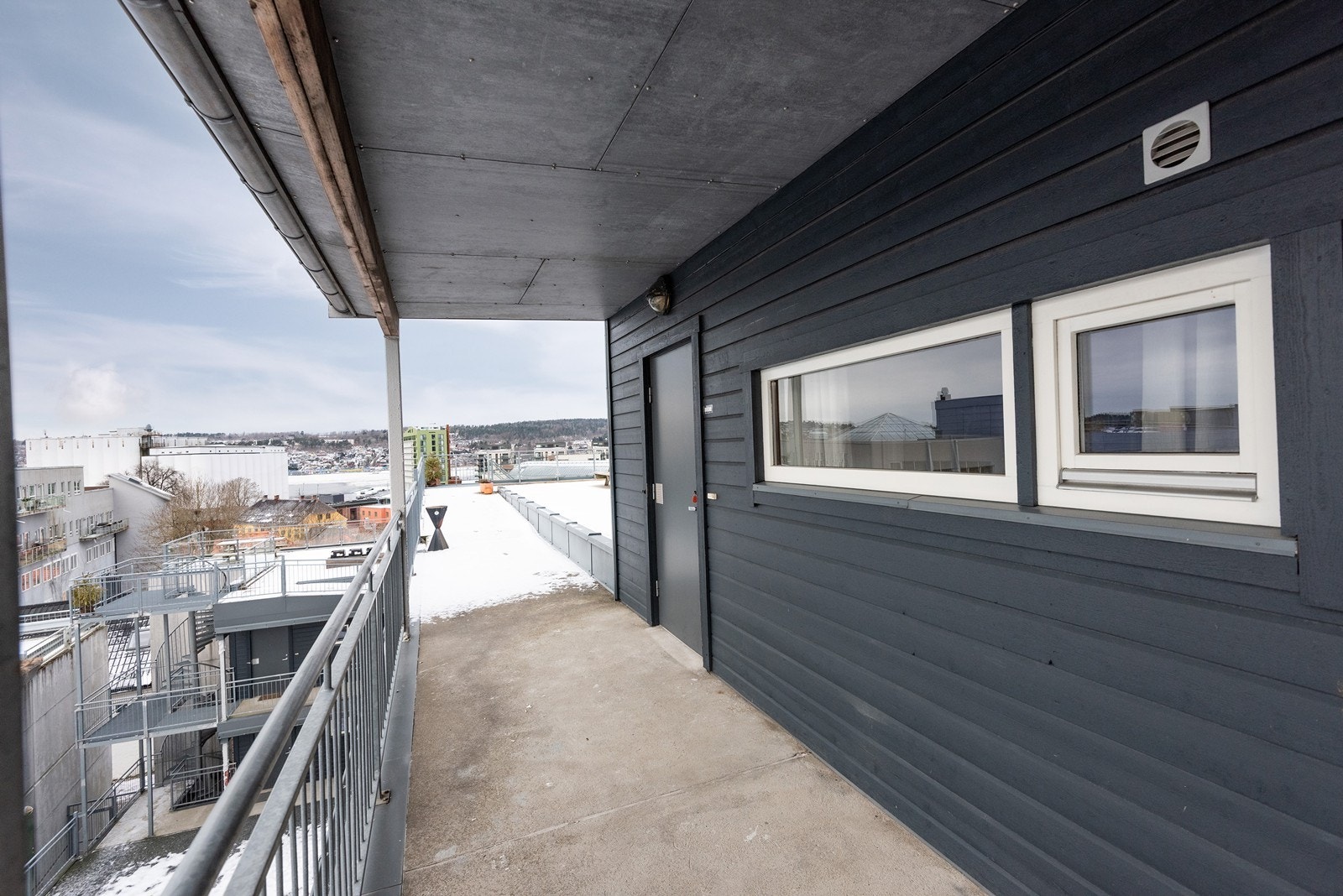 Leiligheten ligger i byggets øverste etasje og ligger helt i enden mot sjøen. Galleribilde