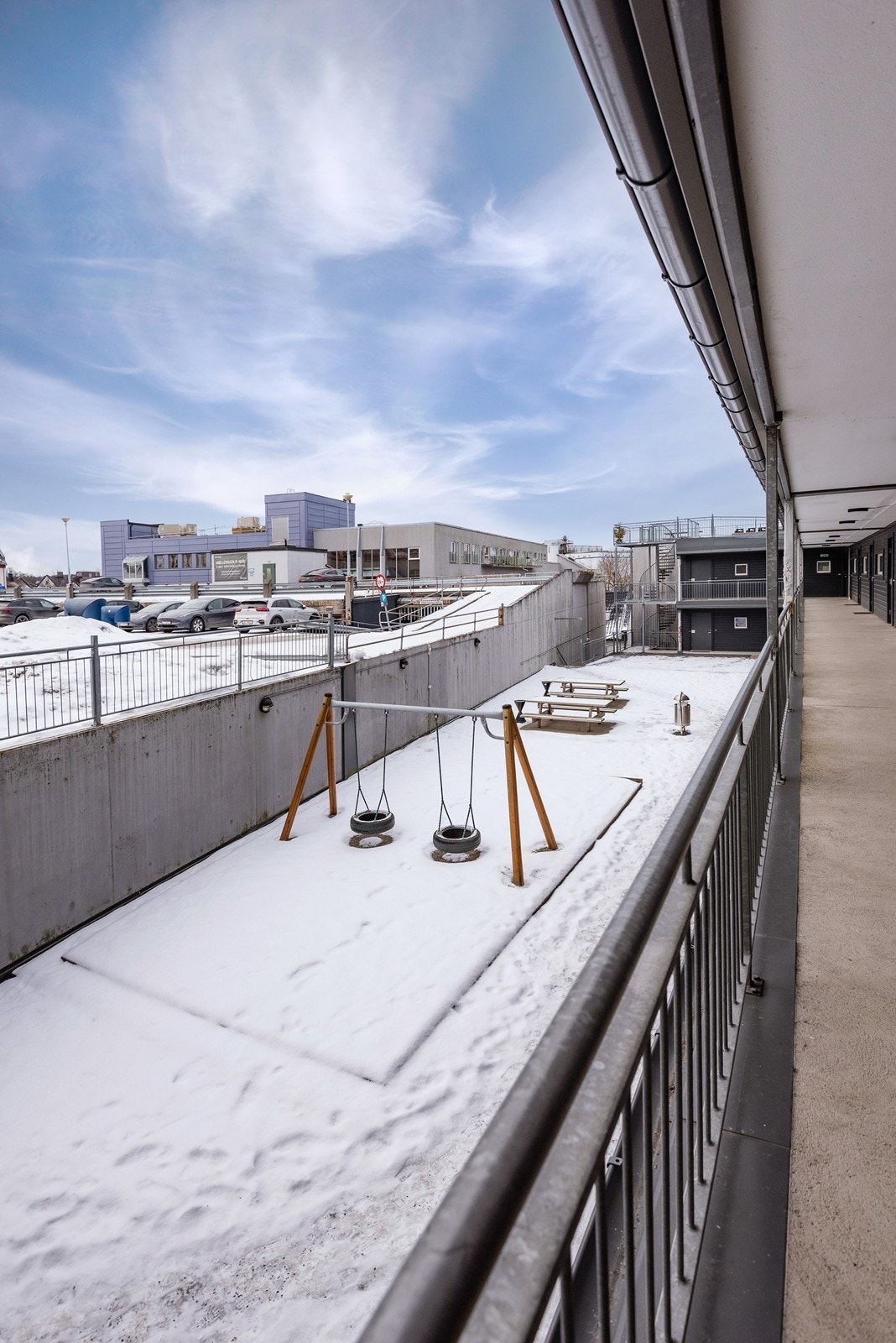 Sameiets tomt er pent opparbeidet med asfalterte og steinbelagte gangarealer. Sameiet har felles huskestativ og sittegrupper på tomten. Galleribilde