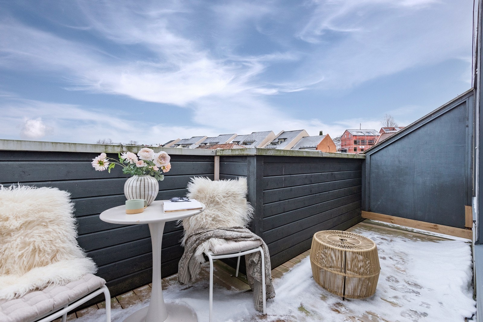 Balkongen har plass til en liten loungegruppe eller et hyggelig kafésett. Galleribilde