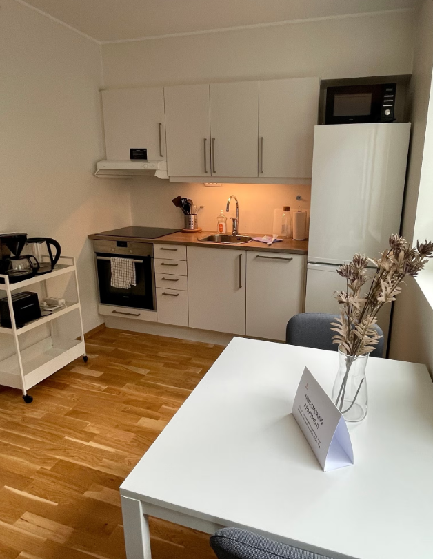 Fullt utstyrt kjøkken med integrerte hvitevarer og god skapplass. Galleribilde