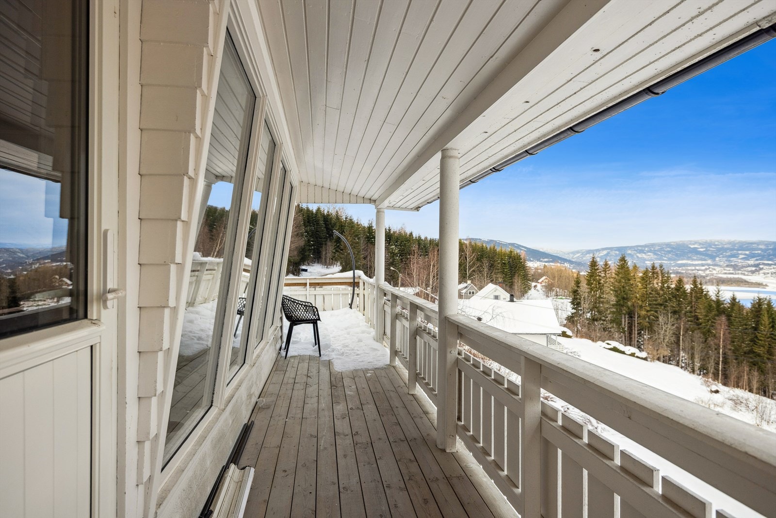 Terrassen strekker seg langs hele langsiden av huset og videre rundt på kortsiden, med praktisk tilkomst også ved inngangspartiet. Galleribilde