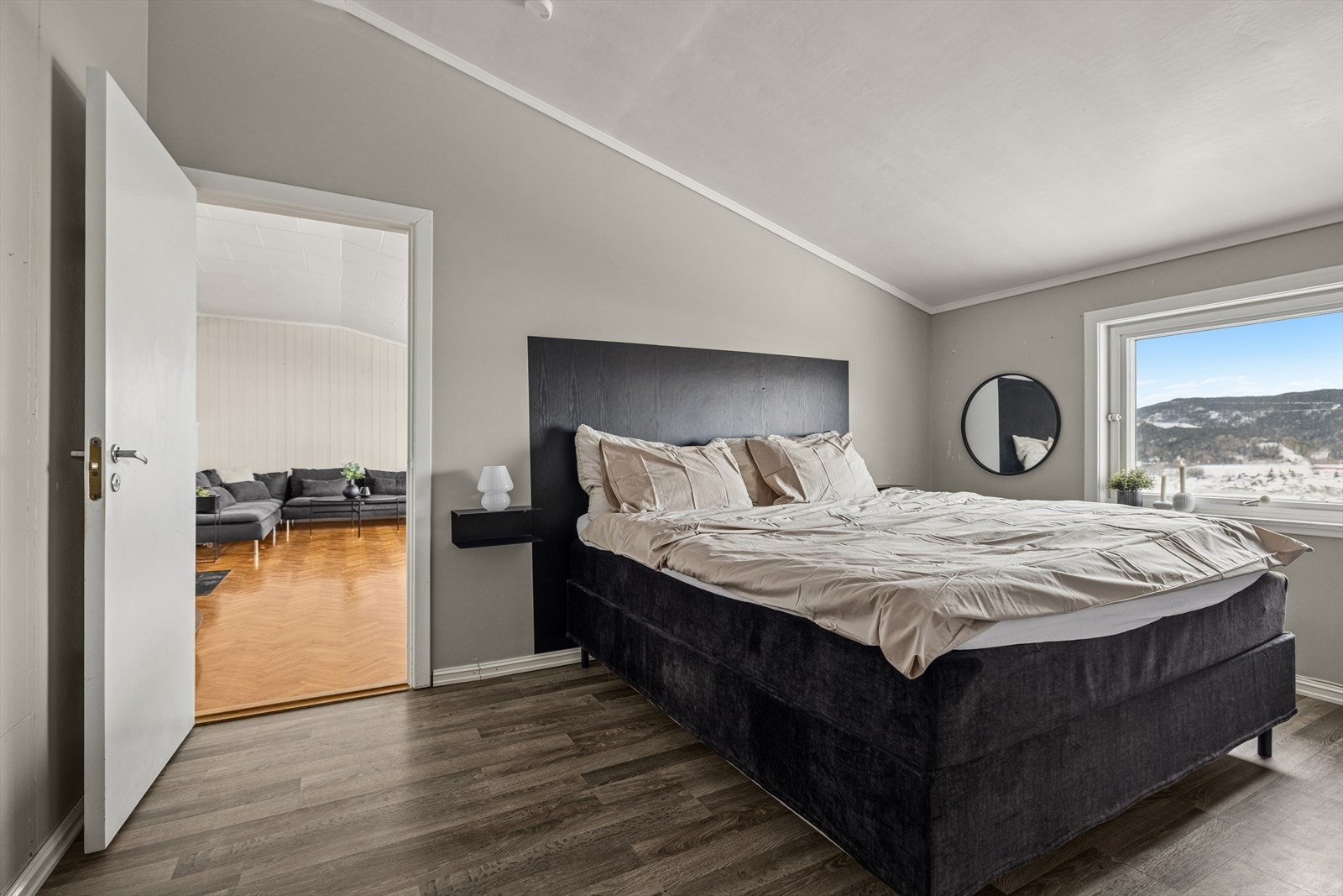 Fra stuen er det tilkomst til et romslig soverom med god plass til både dobbeltseng og øvrig møblering. Her kan du innrede akkurat slik du ønsker, enten du foretrekker en rolig sone for hvile eller en mer funksjonell løsning med ekstra oppbevaring. Galleribilde