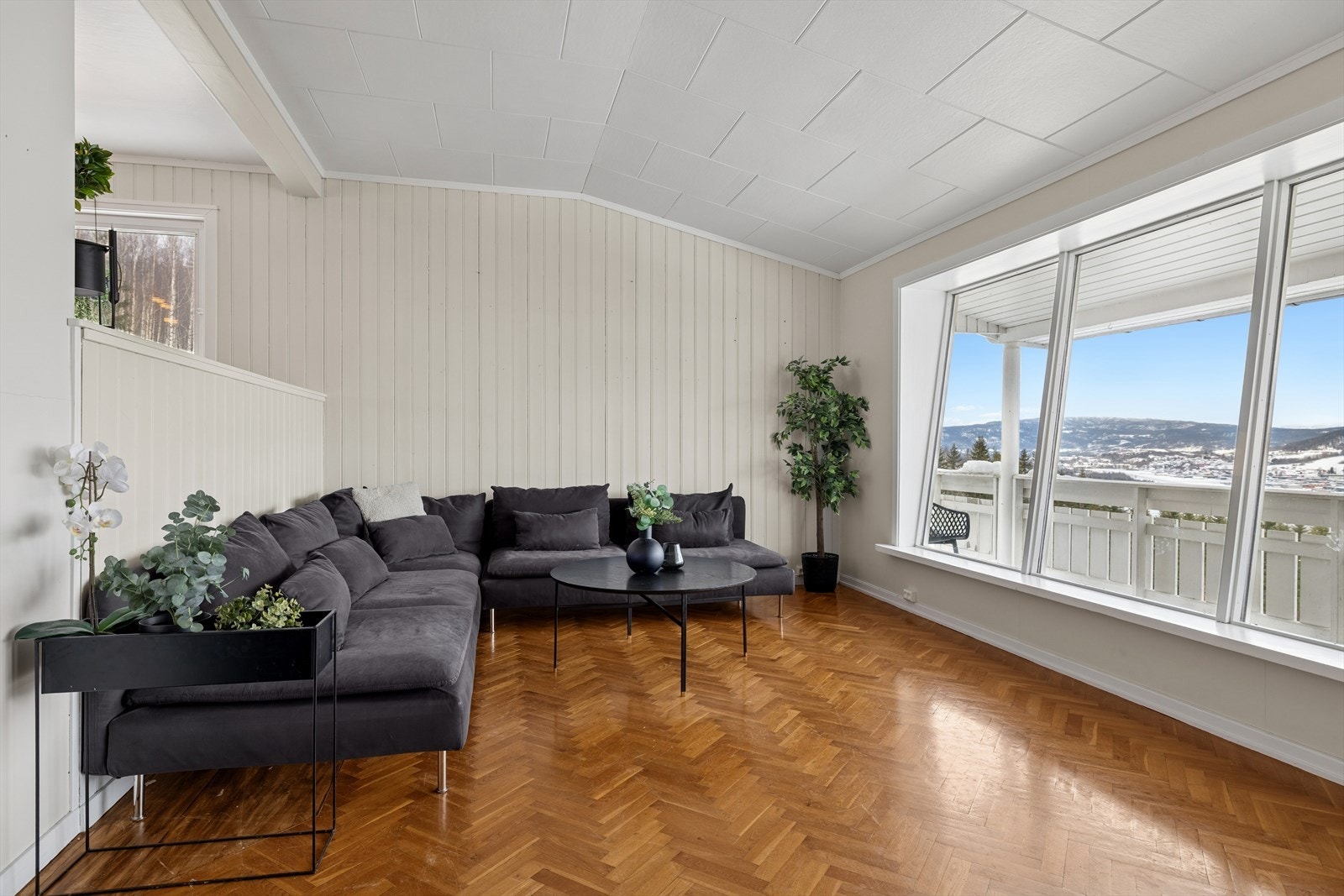 Planløsningen gir god plass til flere møbleringssoner, enten du ønsker en lun sofakrok, et eget lesehjørne eller en større sosial sone for familie og venner. Galleribilde