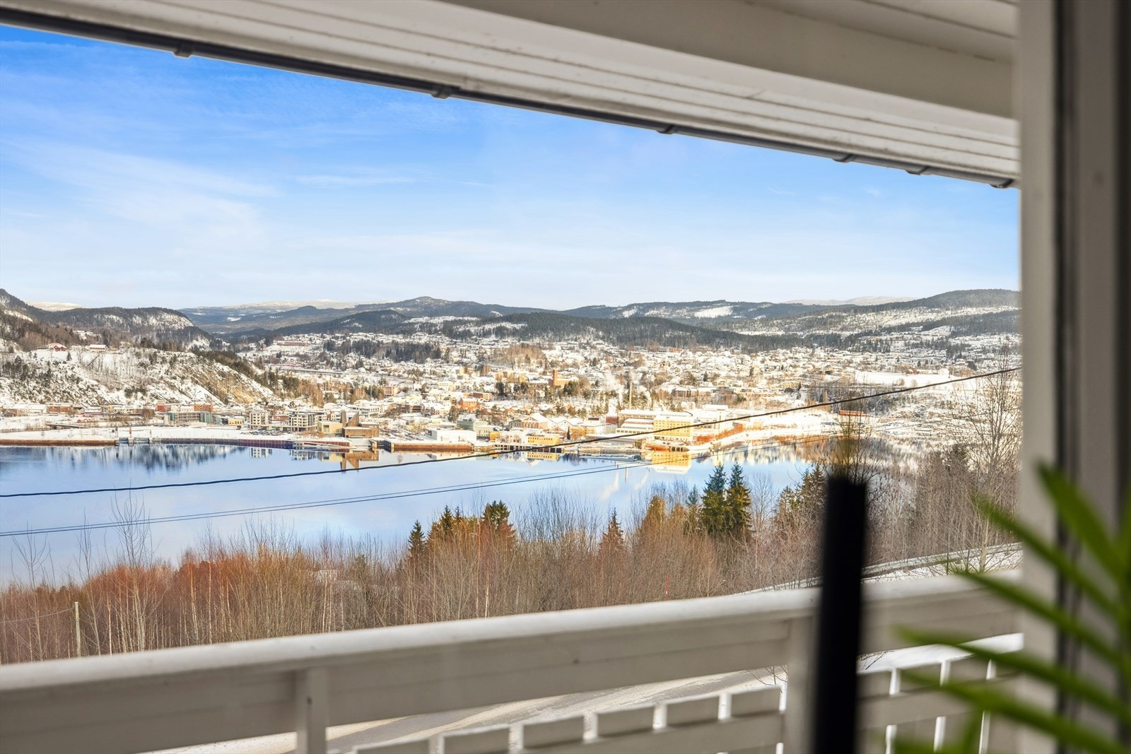 Utsikten strekker seg flott over Heddalsvannet og videre inn mot Notodden sentrum, noe som gir et vakkert og levende panorama gjennom alle årstider. Galleribilde