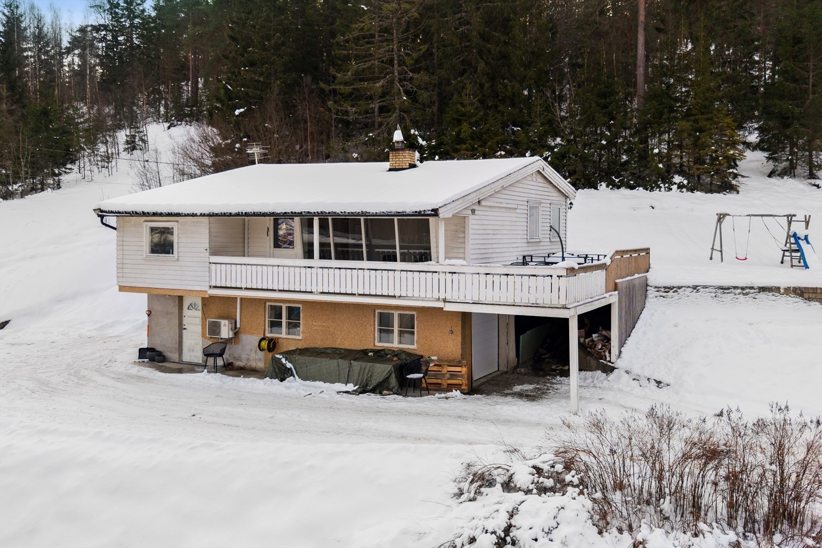 Eiendommen ligger flott til langs Søndre Vestsidaveg i Notodden kommune, omgitt av vakre, landlige omgivelser og spredt boligbebyggelse. Boligen har behov for noe oppussing! Galleribilde