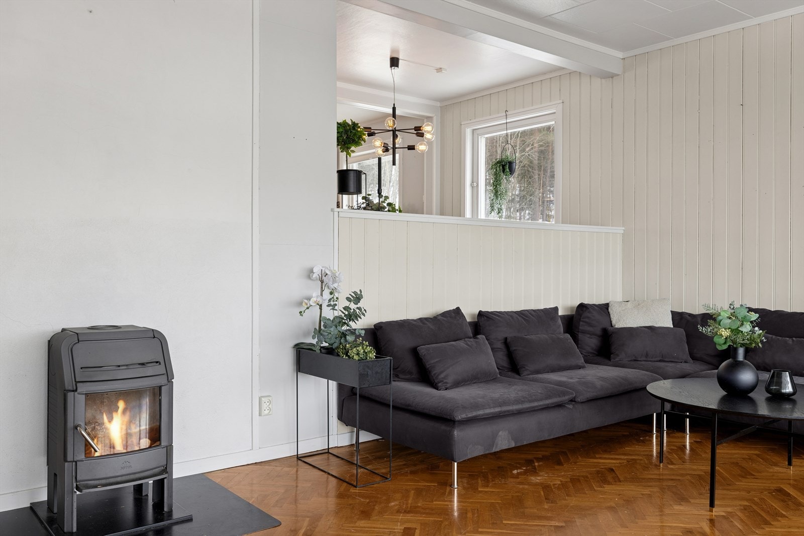 I tillegg finner du en peisovn som bidrar til både varme og stemning på kalde dager - perfekt for hygge i vinterhalvåret. Galleribilde