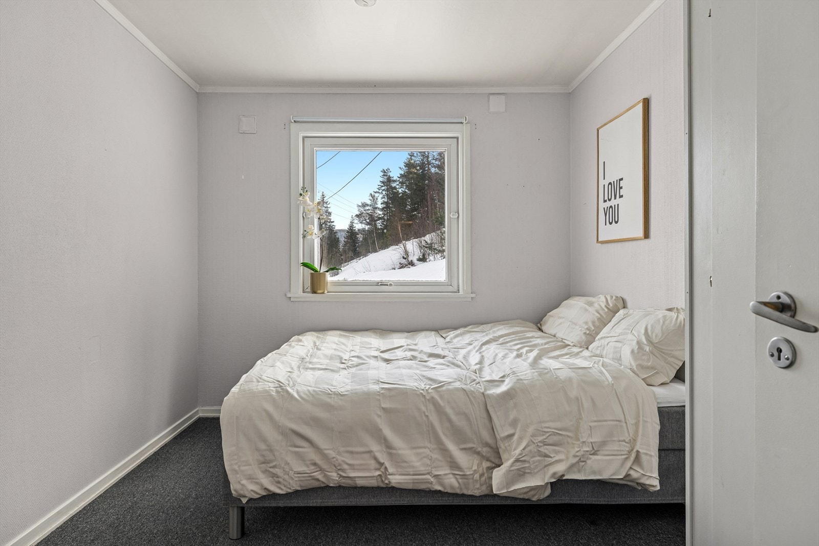 Rommenes fleksible utforming gjør at de enkelt kan tilpasses ulike behov - enten du ønsker barnerom, kontor eller et komfortabelt gjesterom. Galleribilde