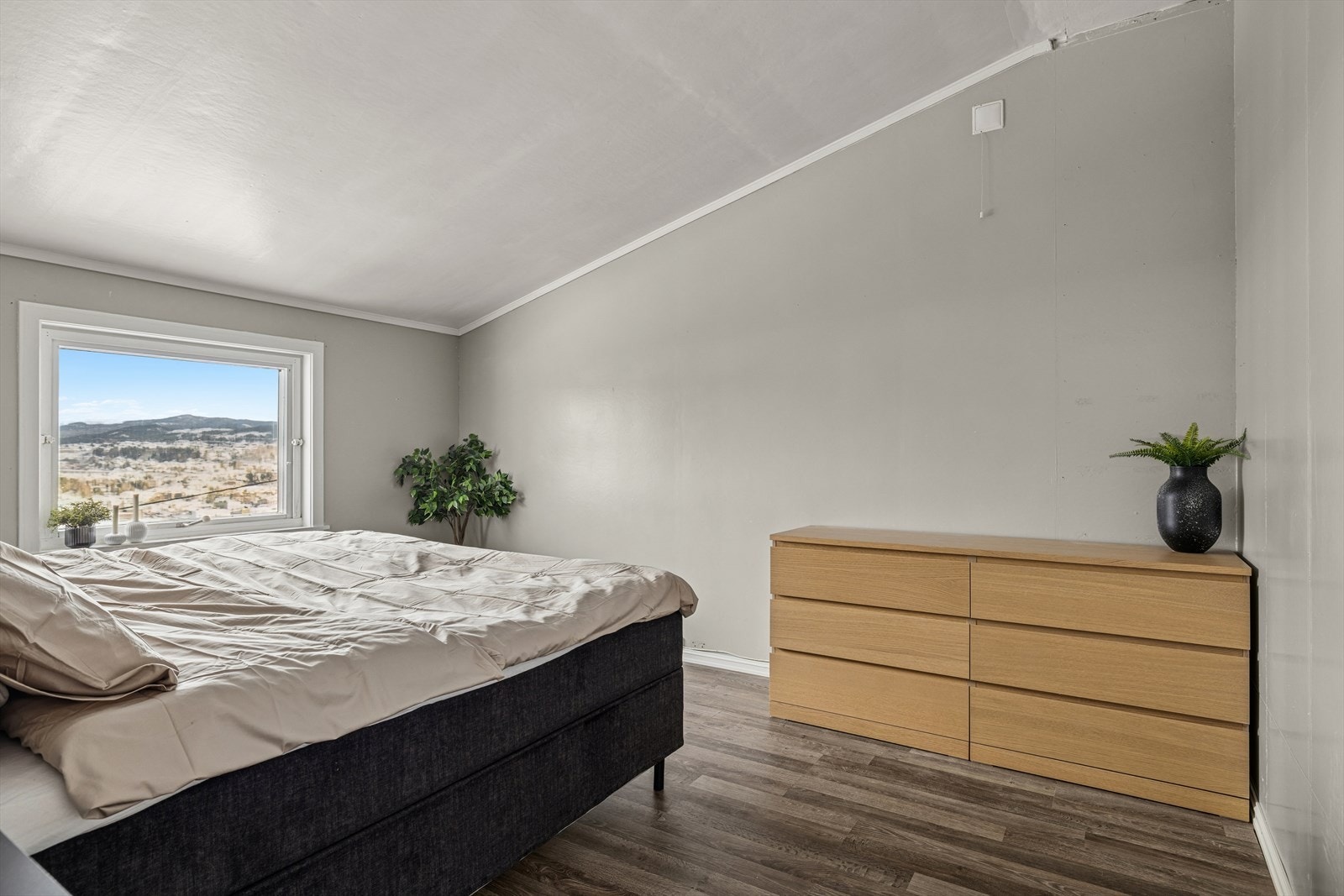 Fra soverommet får du i tillegg en flott panoramautsikt - et vakkert skue som gir rommet en lys og luftig atmosfære og gjør morgenene ekstra behagelige. Galleribilde