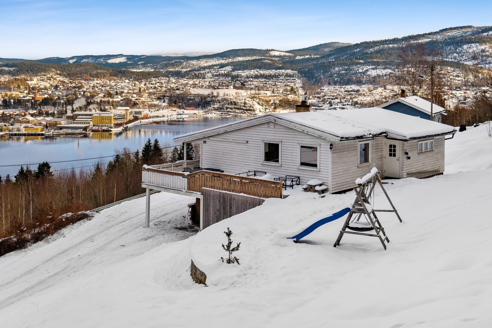 Fra eiendommen har du flott utsikt over Heddalsvatnet og Notodden by - et vakkert utsyn som setter en ekstra kvalitet på beliggenheten. Det kan forekomme noe støy fra hovedveien, men området oppleves likevel som rolig og landlig. Galleribilde