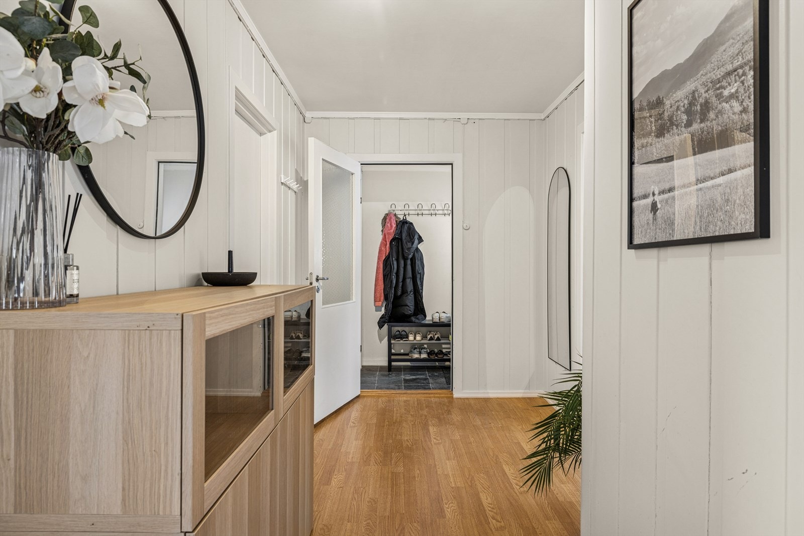 Inngangspartiet består av en romslig entré som gir et godt førsteinntrykk allerede ved ankomst. Herfra er det direkte tilkomst til boligens sokkeletasje, noe som gjør planløsningen både praktisk og funksjonell. Galleribilde